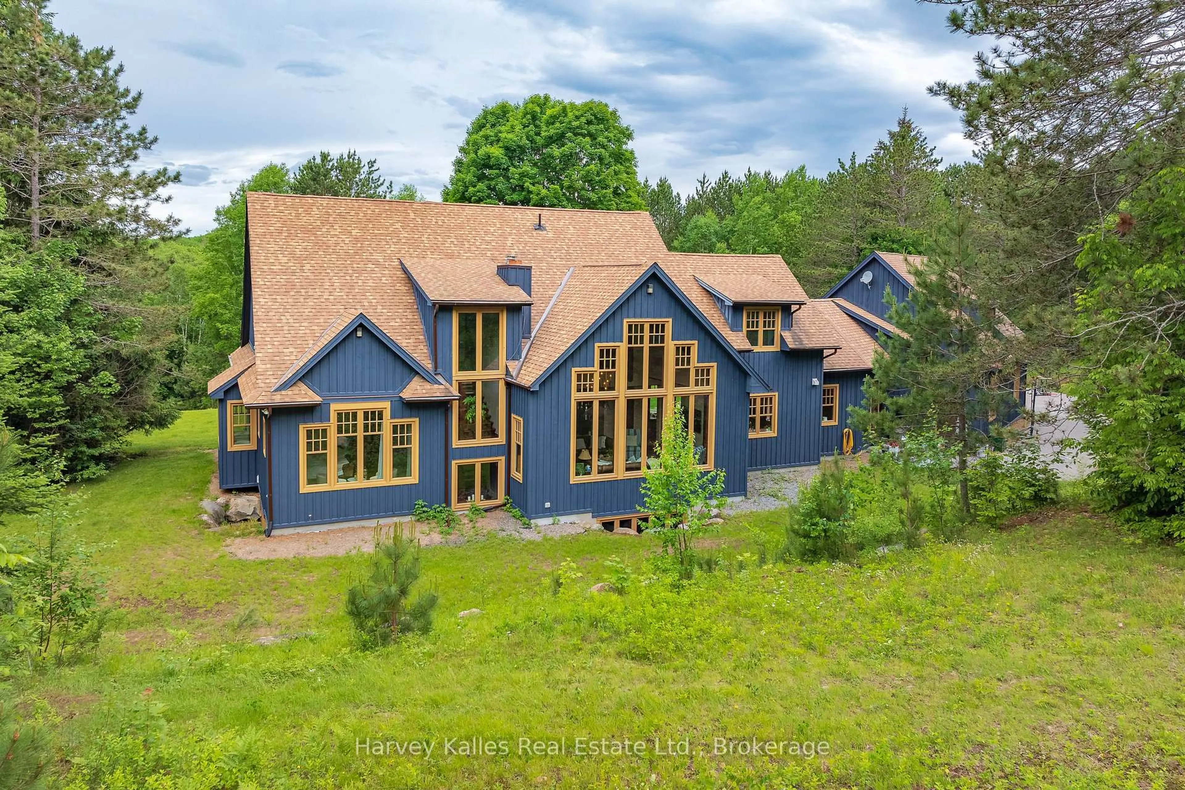 A pic from outside/outdoor area/front of a property/back of a property/a pic from drone, building for 1074 TALLY HO WINTER PARK Rd, Lake of Bays Ontario P1H 2J6