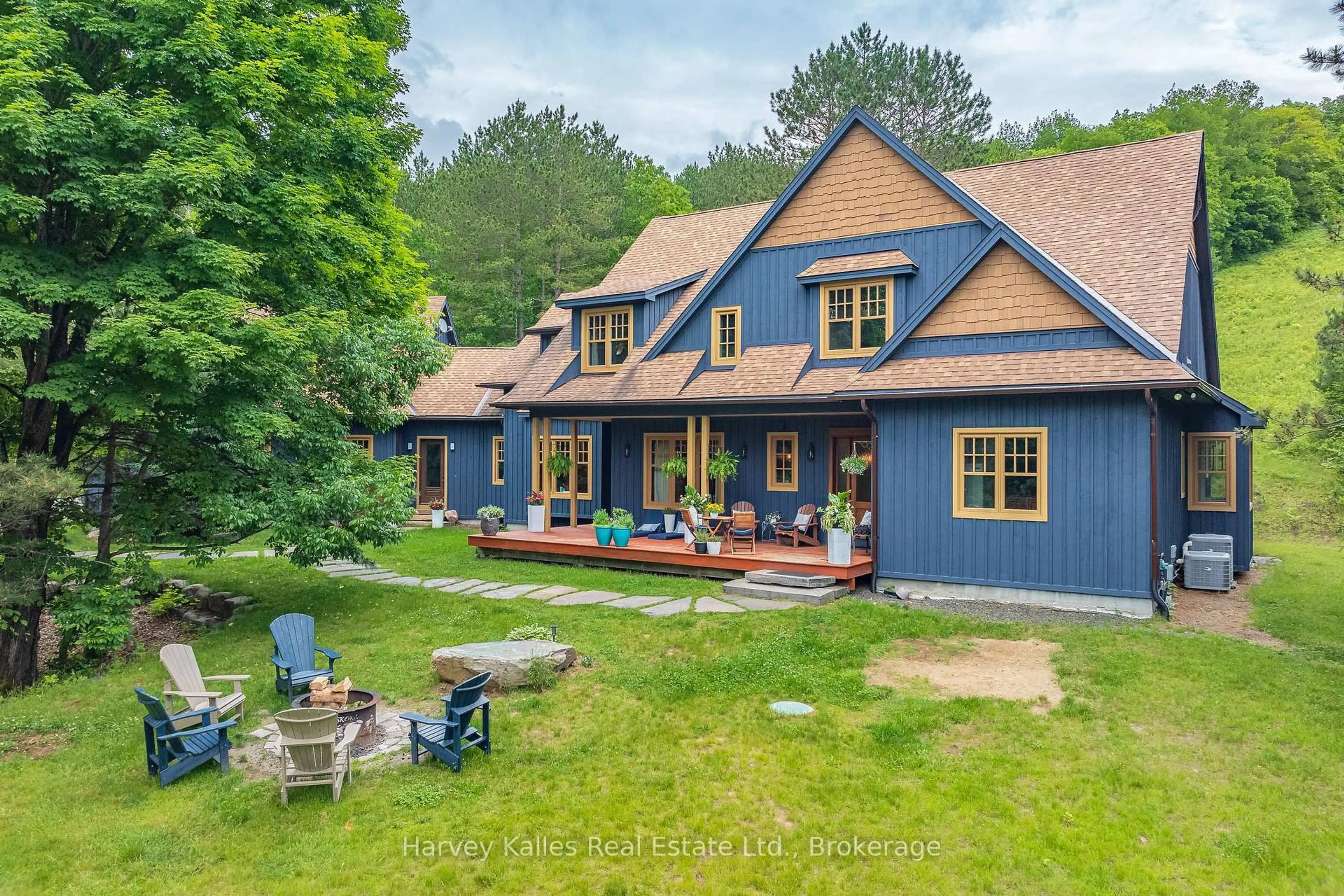 A pic from outside/outdoor area/front of a property/back of a property/a pic from drone, unknown for 1074 TALLY HO WINTER PARK Rd, Lake of Bays Ontario P1H 2J6