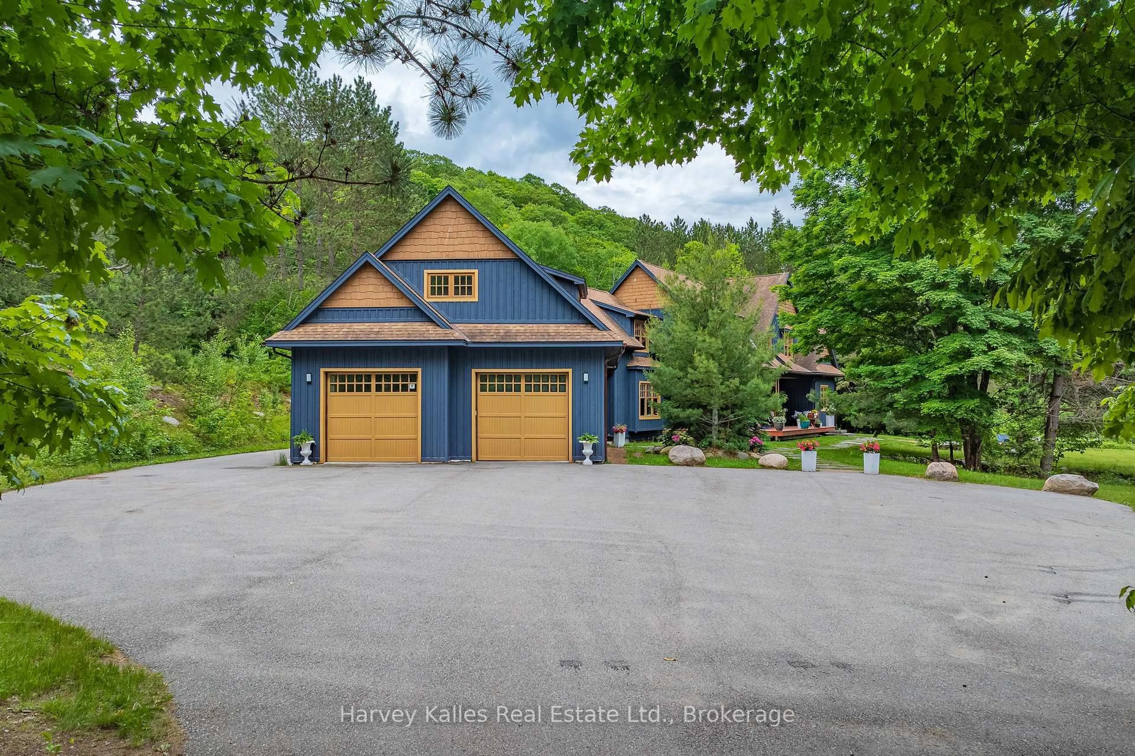 Indoor garage for 1074 TALLY HO WINTER PARK Rd, Lake of Bays Ontario P1H 2J6