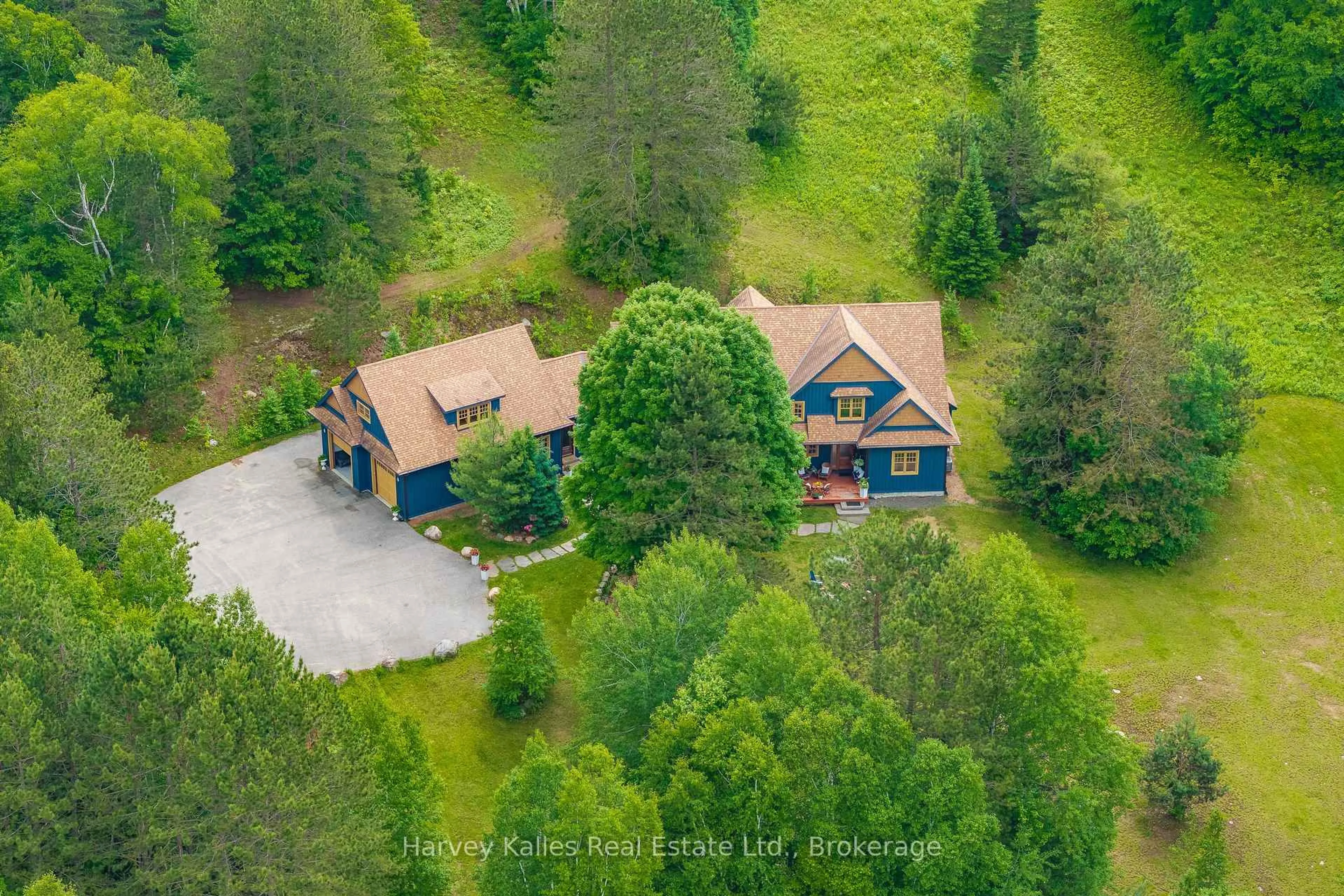A pic from outside/outdoor area/front of a property/back of a property/a pic from drone, unknown for 1074 TALLY HO WINTER PARK Rd, Lake of Bays Ontario P1H 2J6