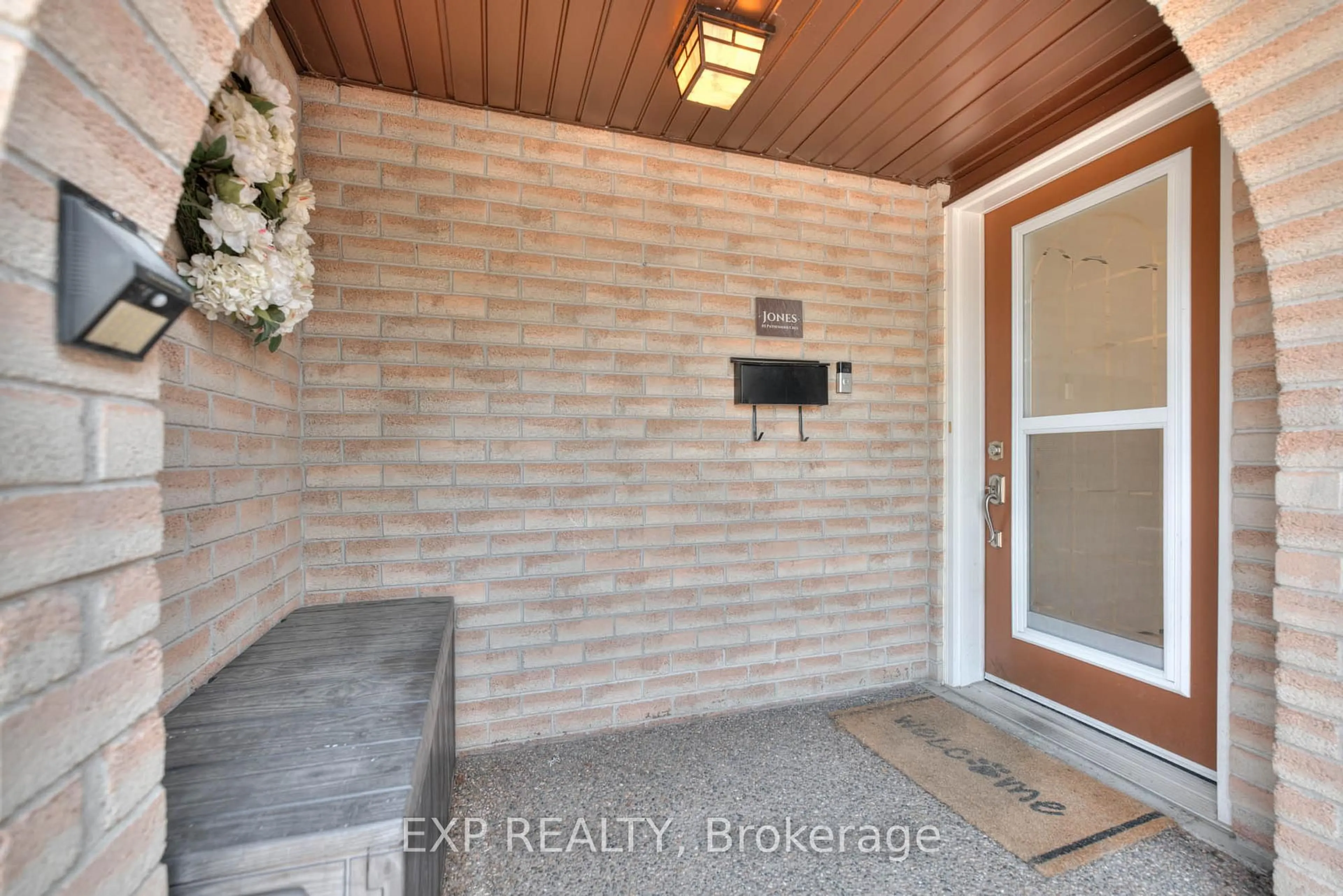 Indoor entryway for 85 Pathfinder Cres, Kitchener Ontario N2P 1S2