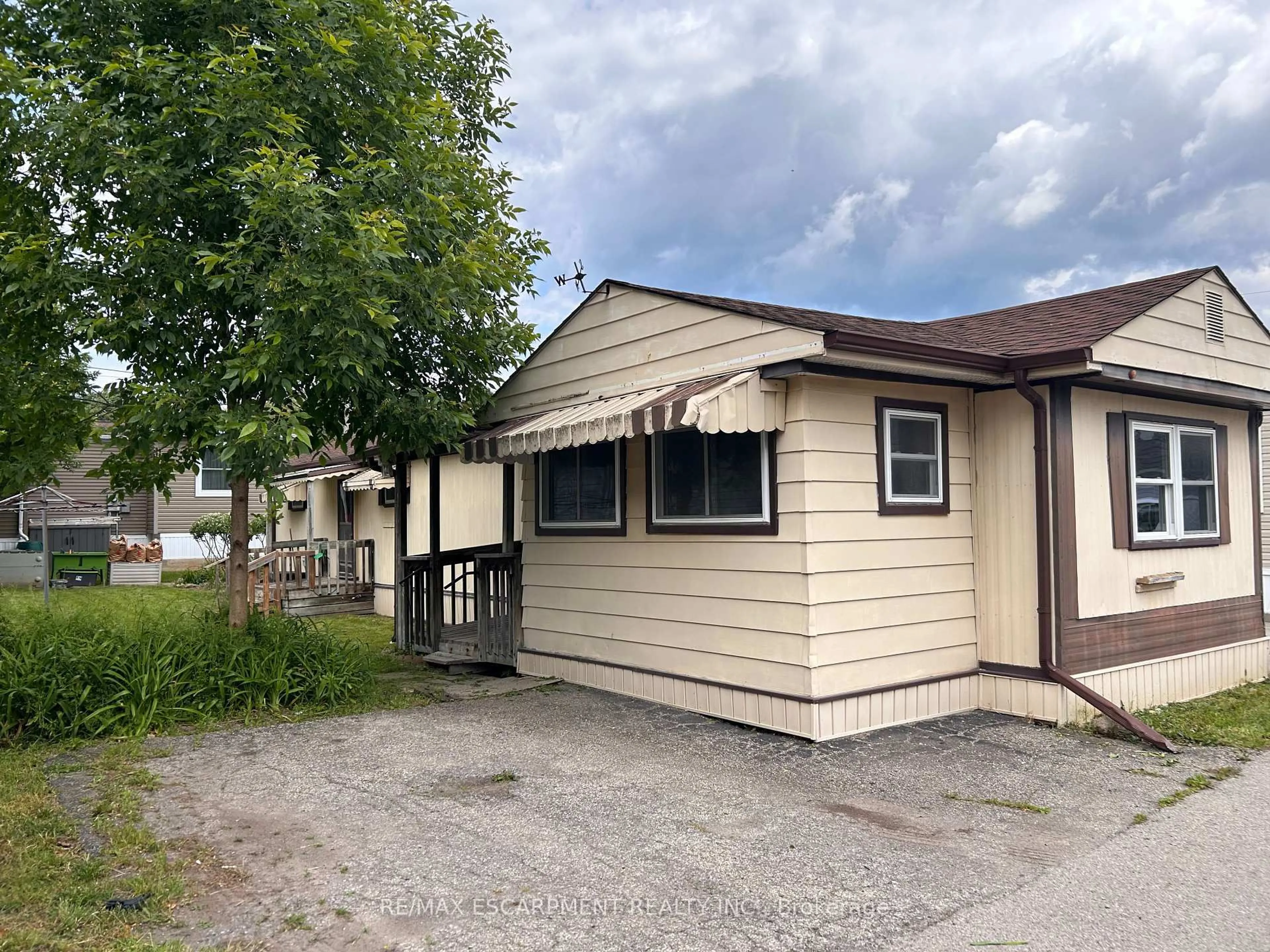 Home with vinyl exterior material, street for 4581 Anna Lane, Lincoln Ontario L3J 0W1