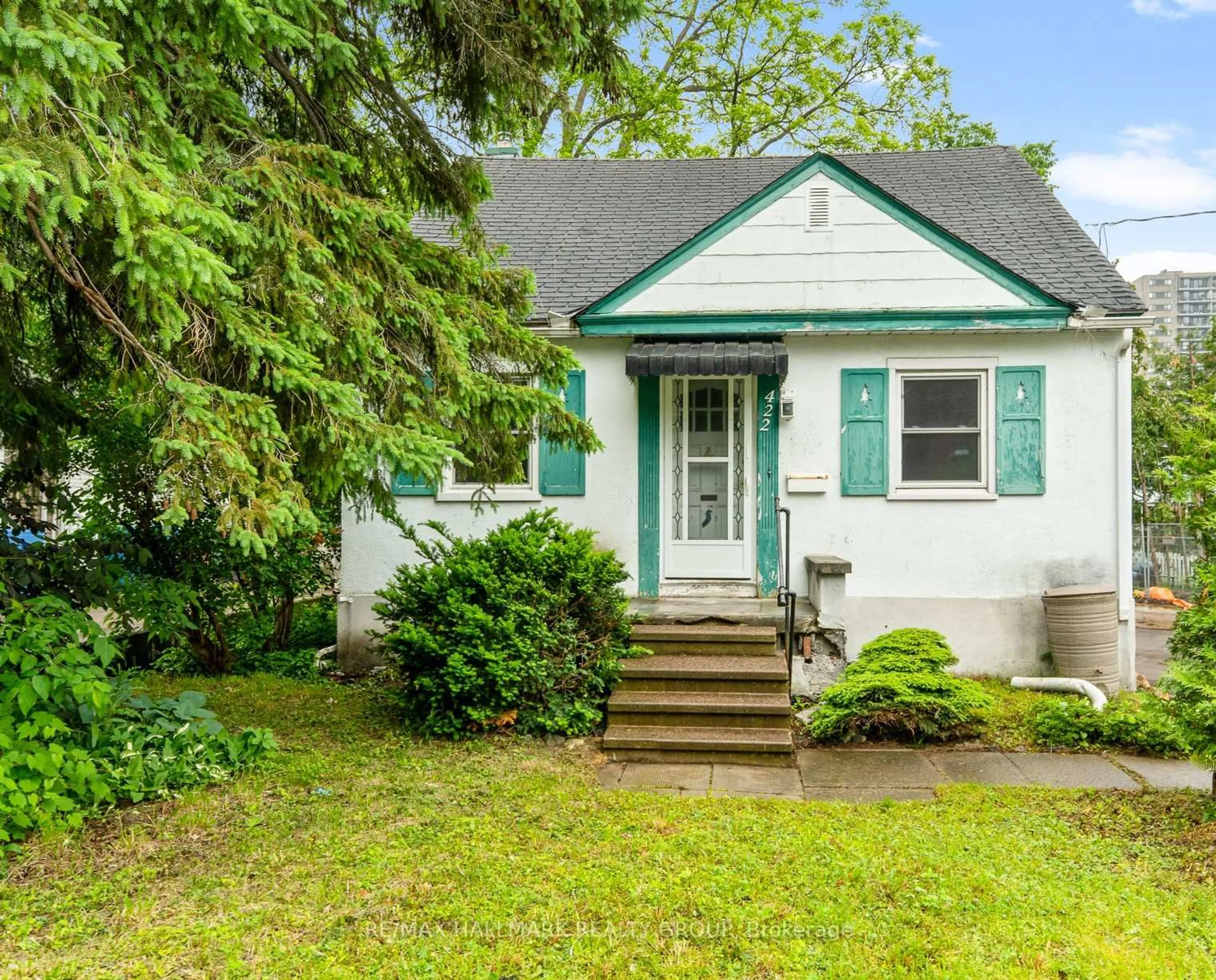 Home with vinyl exterior material, street for 422 Hartleigh Ave, Ottawa Ontario K2B 5J4