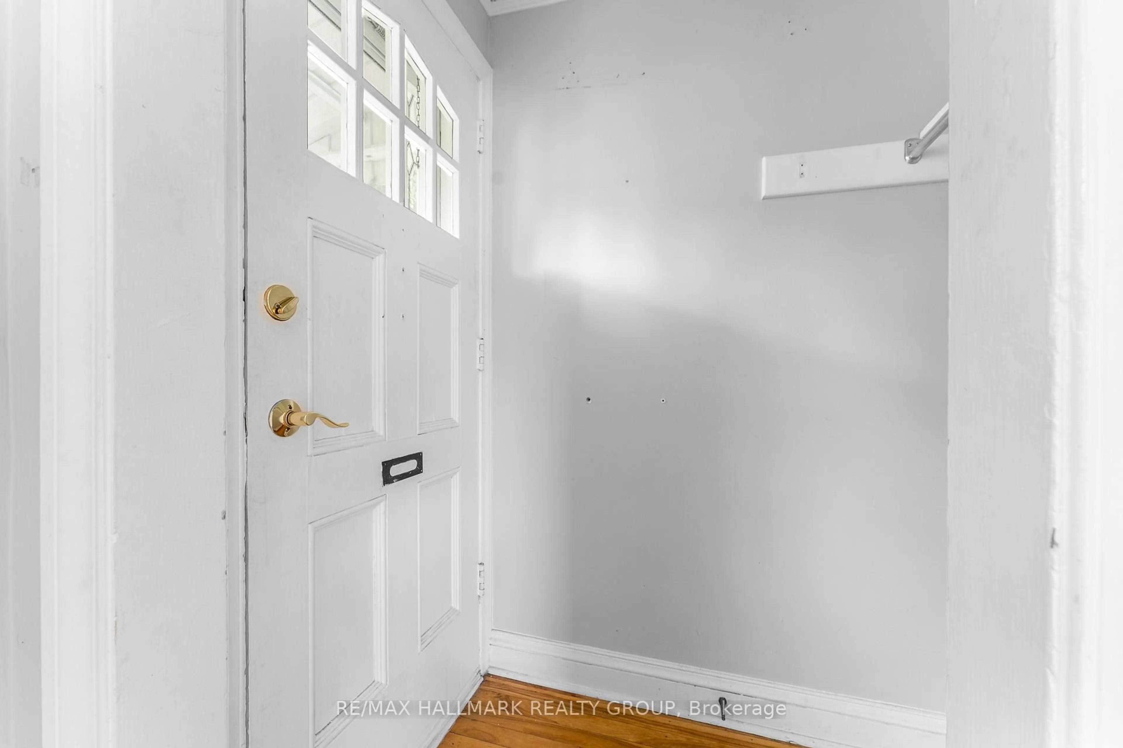 Indoor entryway for 422 Hartleigh Ave, Ottawa Ontario K2B 5J4