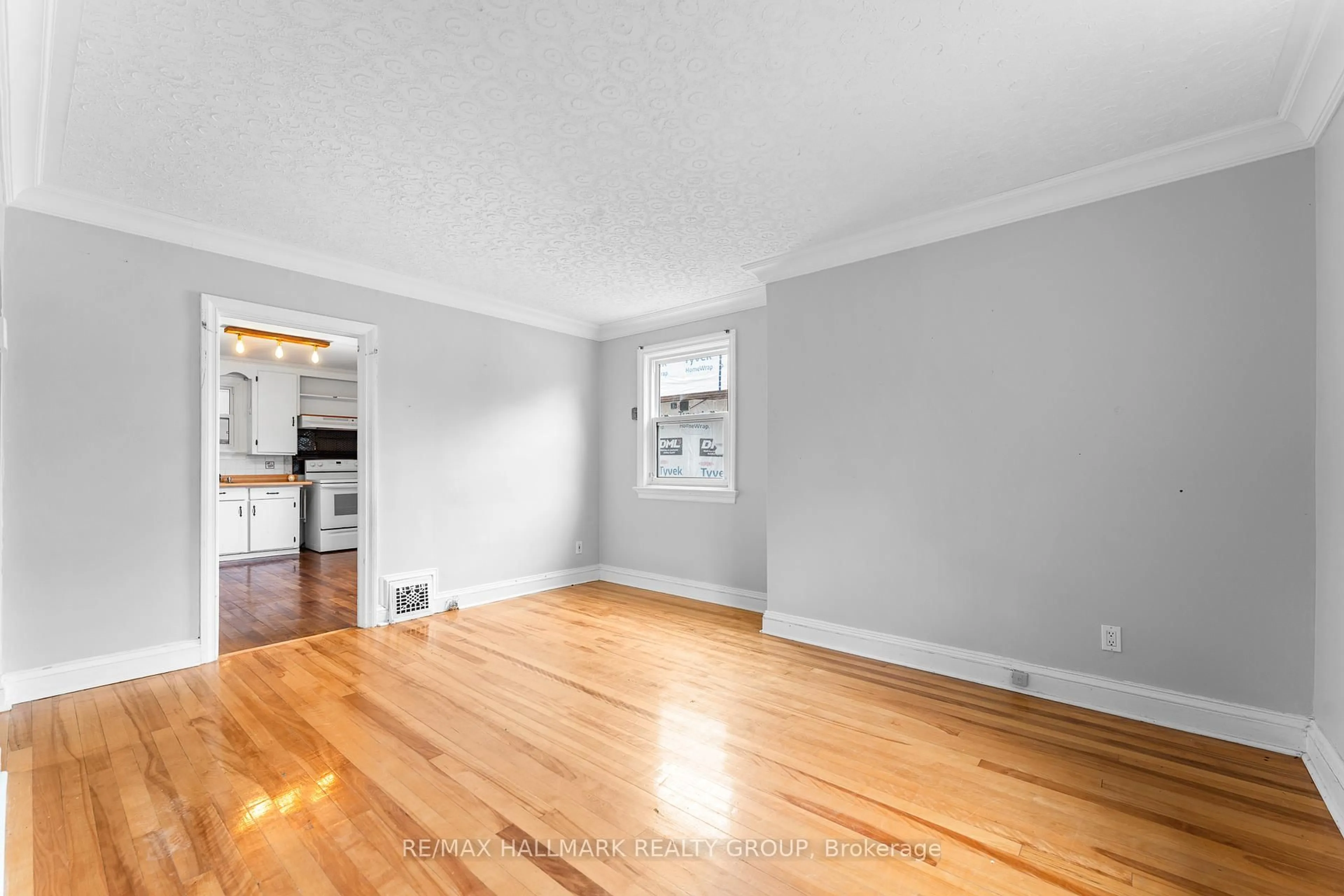 A pic of a room for 422 Hartleigh Ave, Ottawa Ontario K2B 5J4