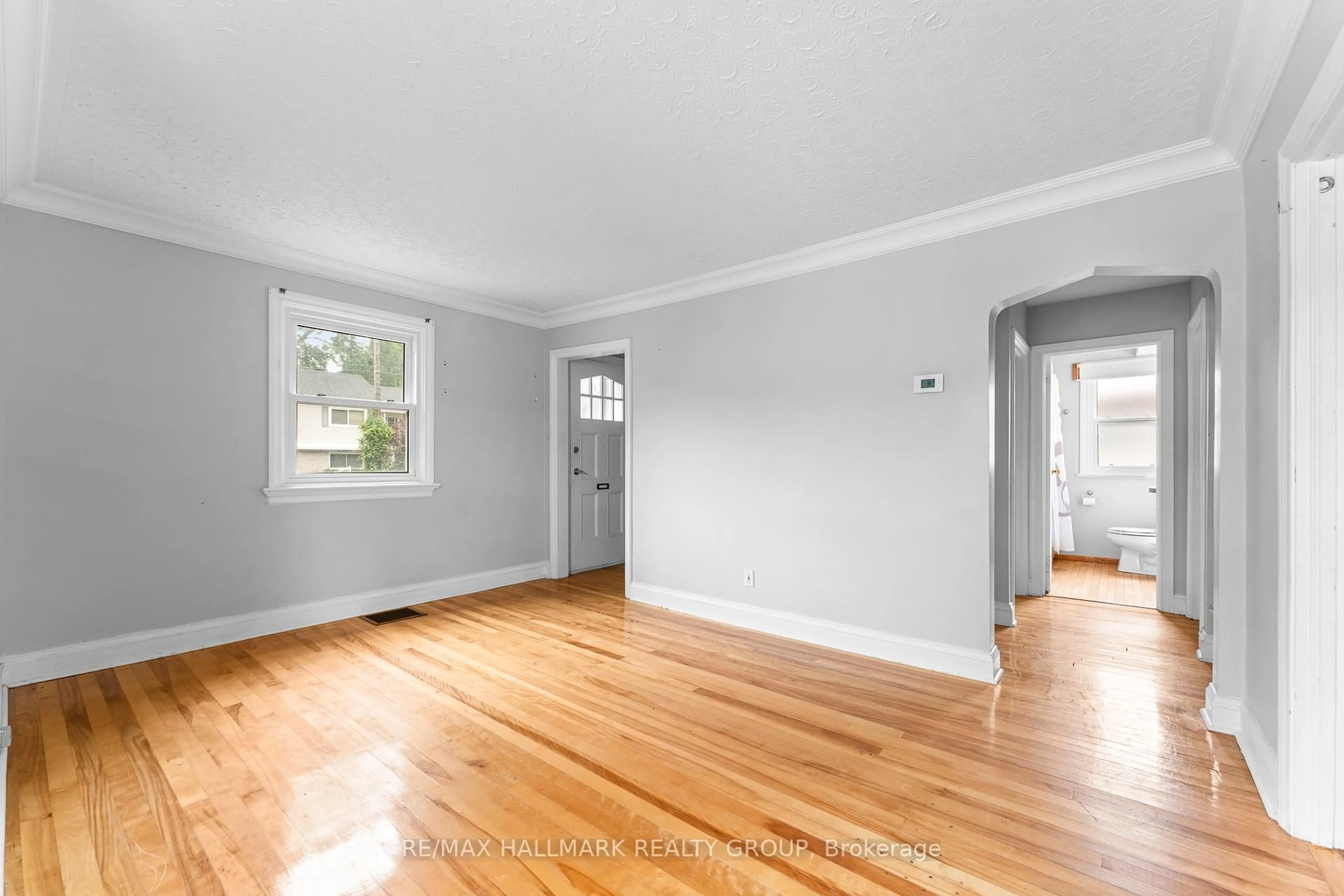 A pic of a room for 422 Hartleigh Ave, Ottawa Ontario K2B 5J4