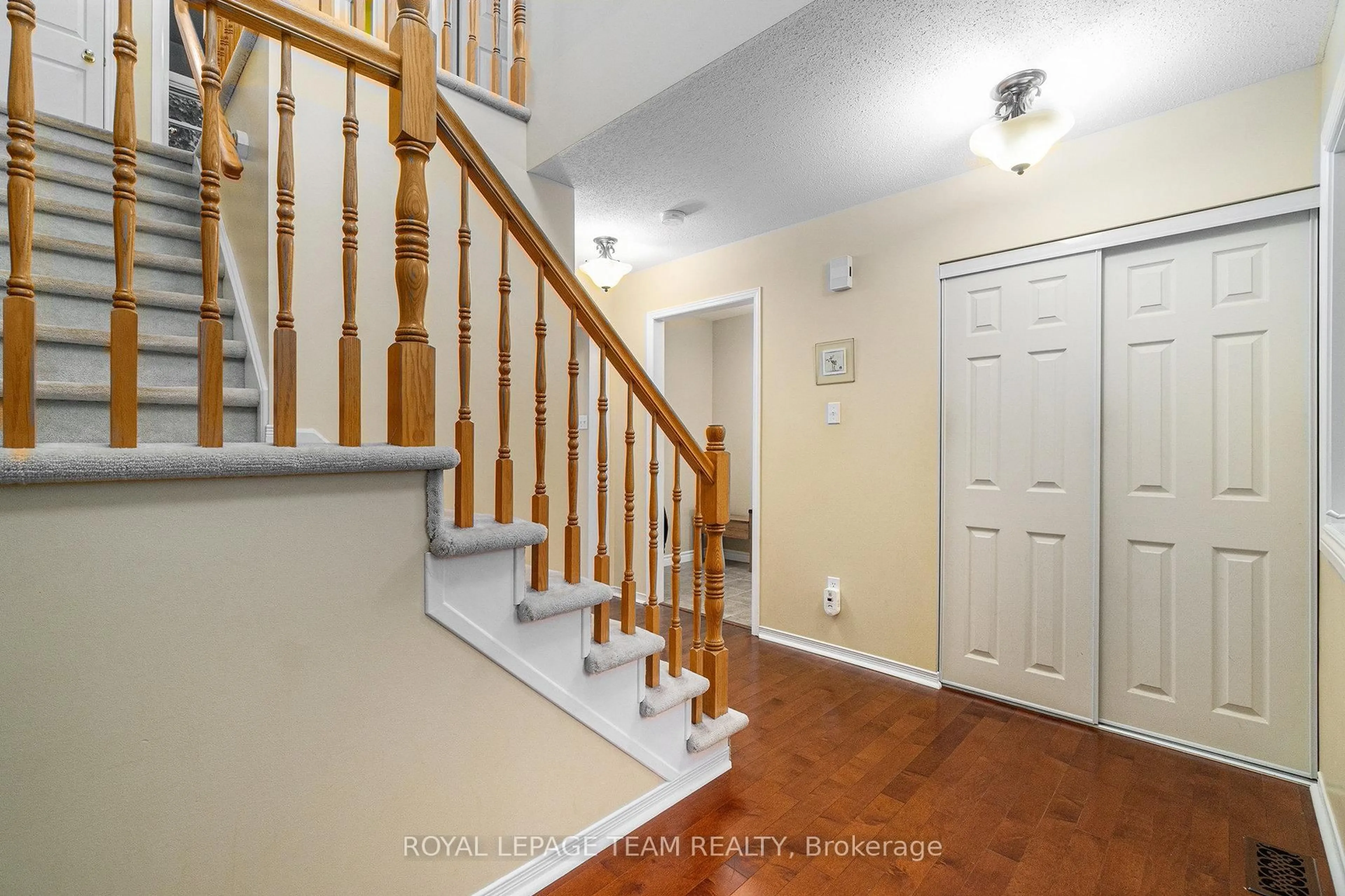 Indoor entryway for 18 Queenston Dr, Richmond Ontario K0A 2Z0
