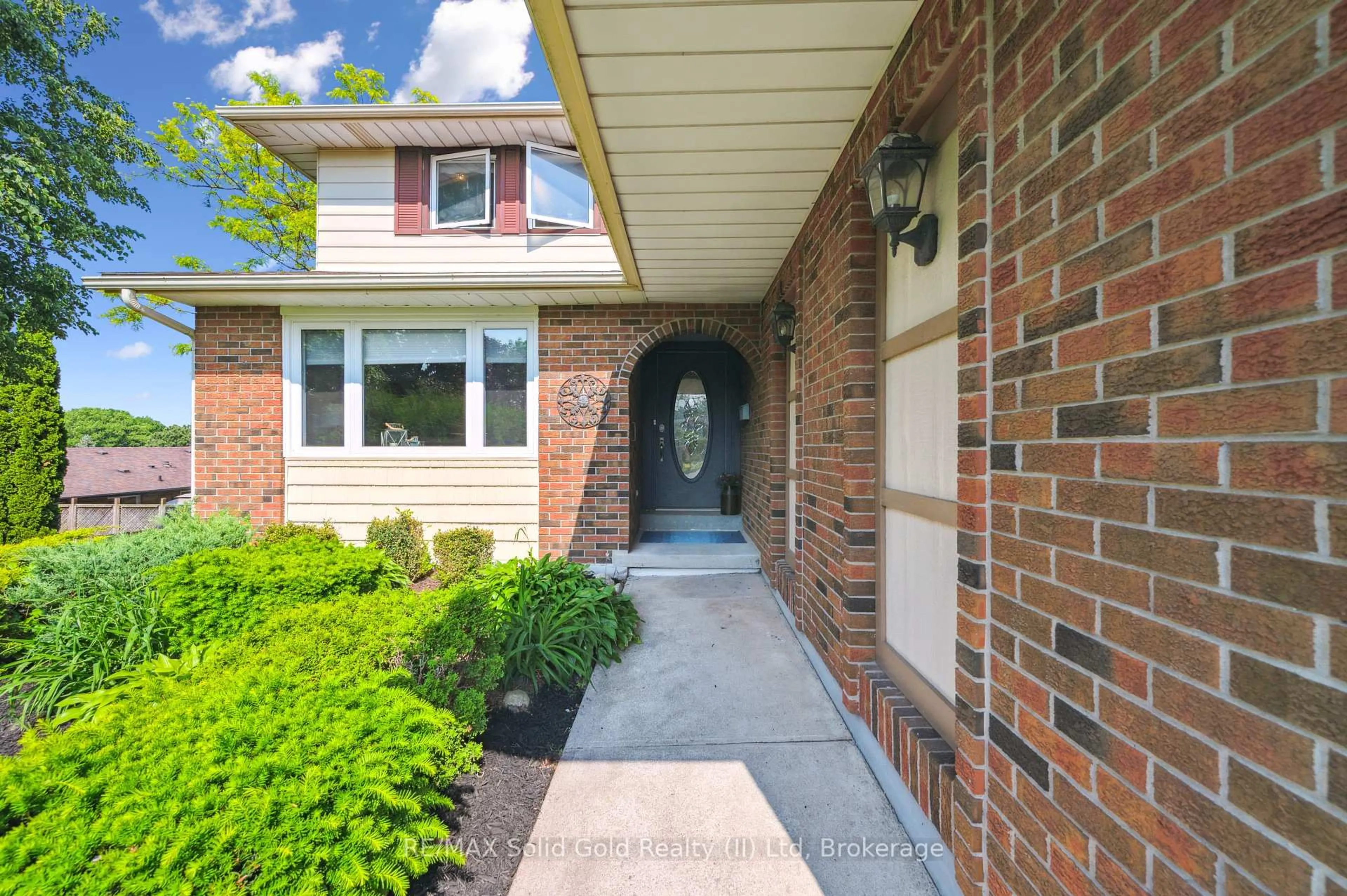 Home with brick exterior material, street for 44 Sandsprings Crt, Kitchener Ontario N2E 2A4
