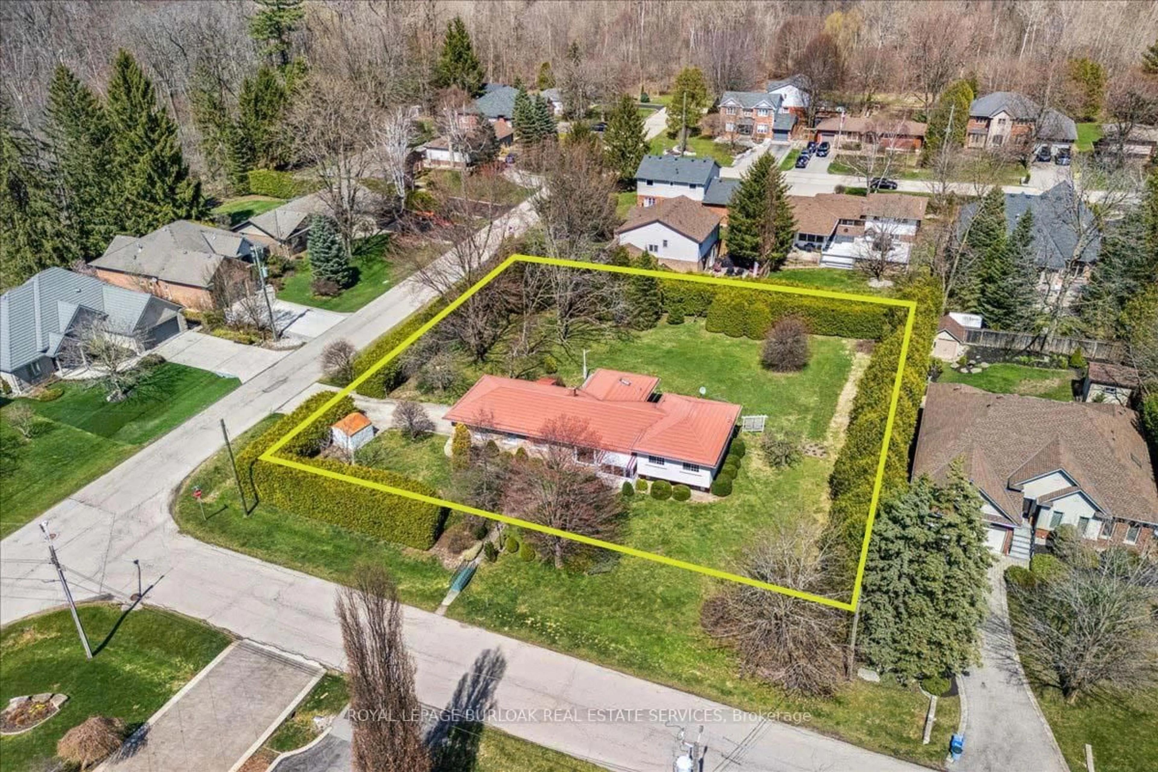 A pic from outside/outdoor area/front of a property/back of a property/a pic from drone, street for 1 Westview Cres, Hamilton Ontario L8B 0E4