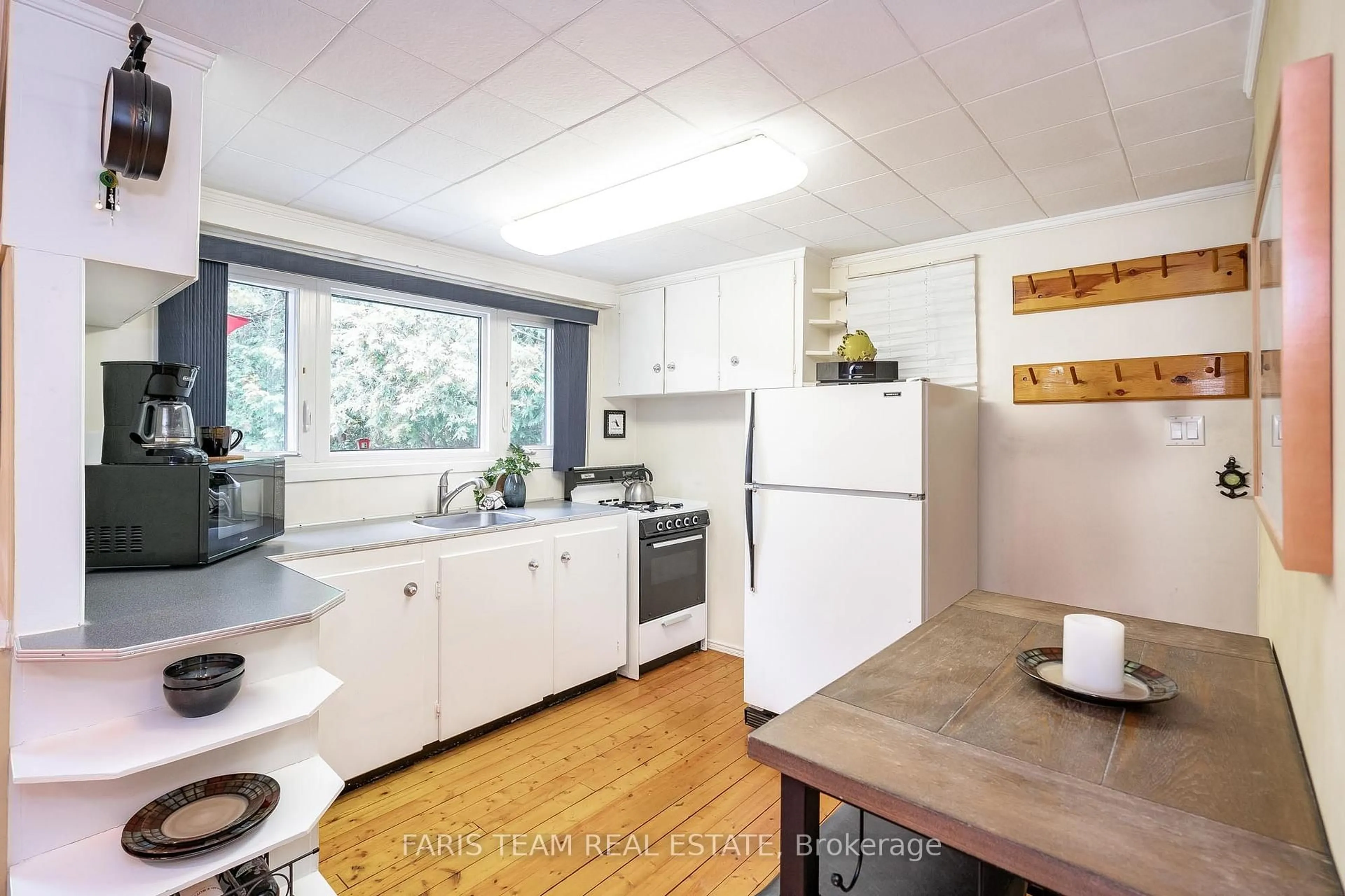 Standard kitchen, wood/laminate floor for 21 Stanley Rd, Kawartha Lakes Ontario K0M 2T0