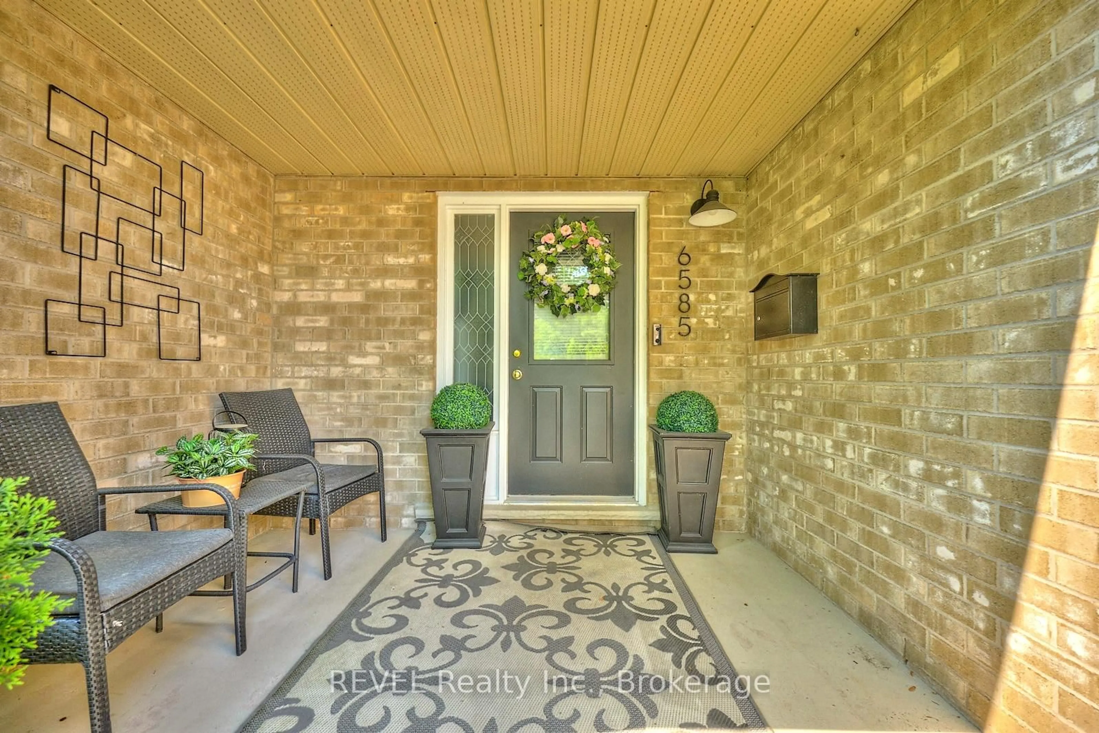 Indoor entryway for 6585 Kuhn Cres, Niagara Falls Ontario L2H 2H1