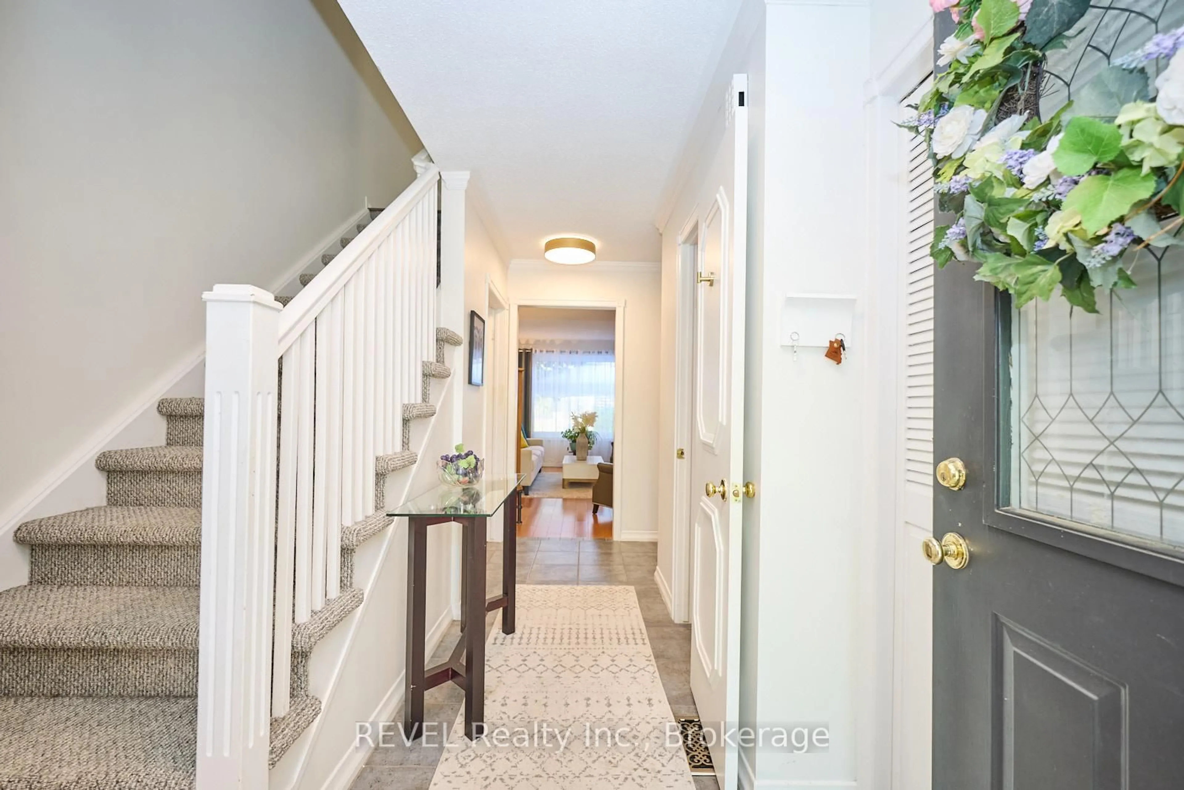 Indoor entryway for 6585 Kuhn Cres, Niagara Falls Ontario L2H 2H1