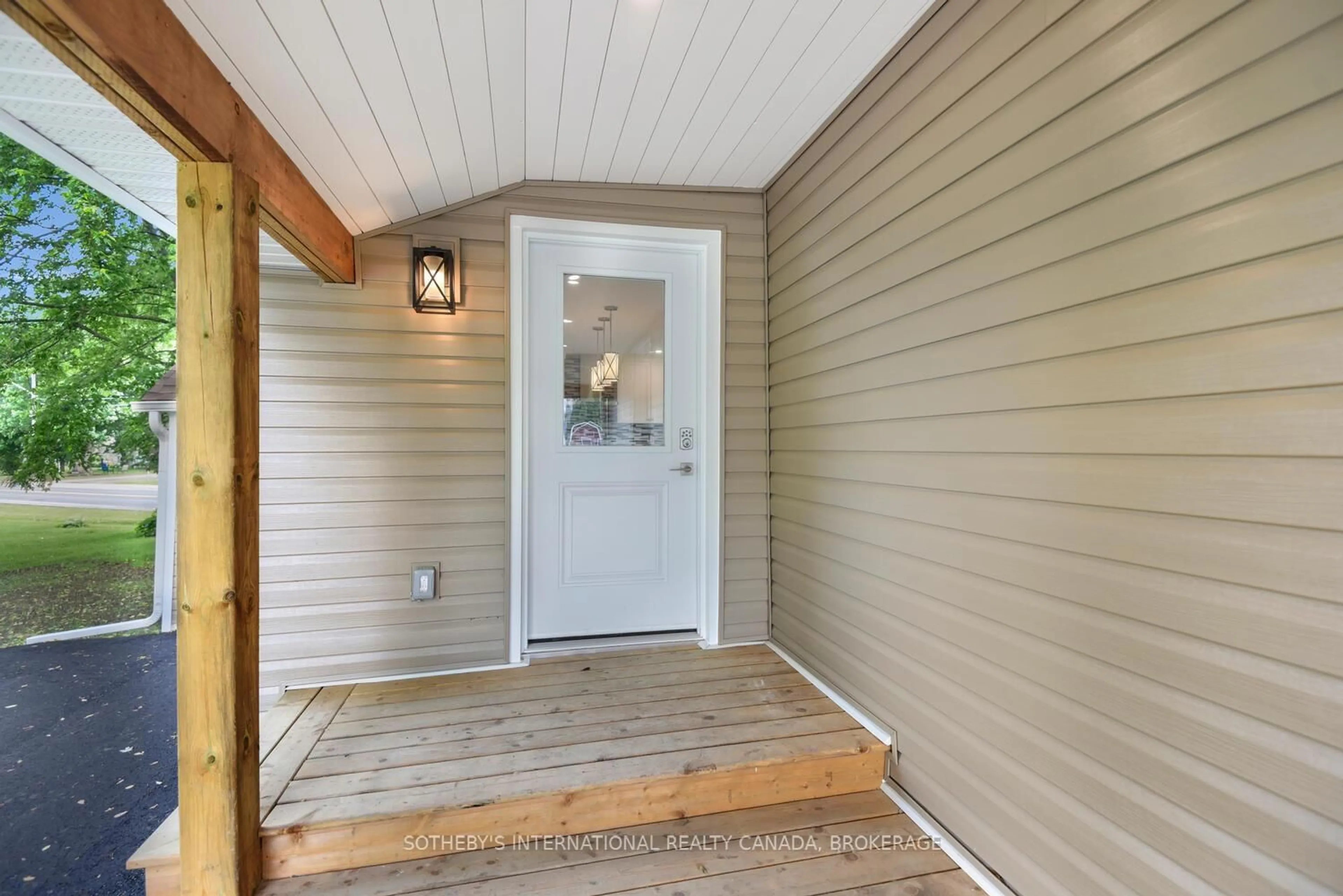 Indoor entryway for 8102 Mill St, Augusta Ontario K0G 1R0