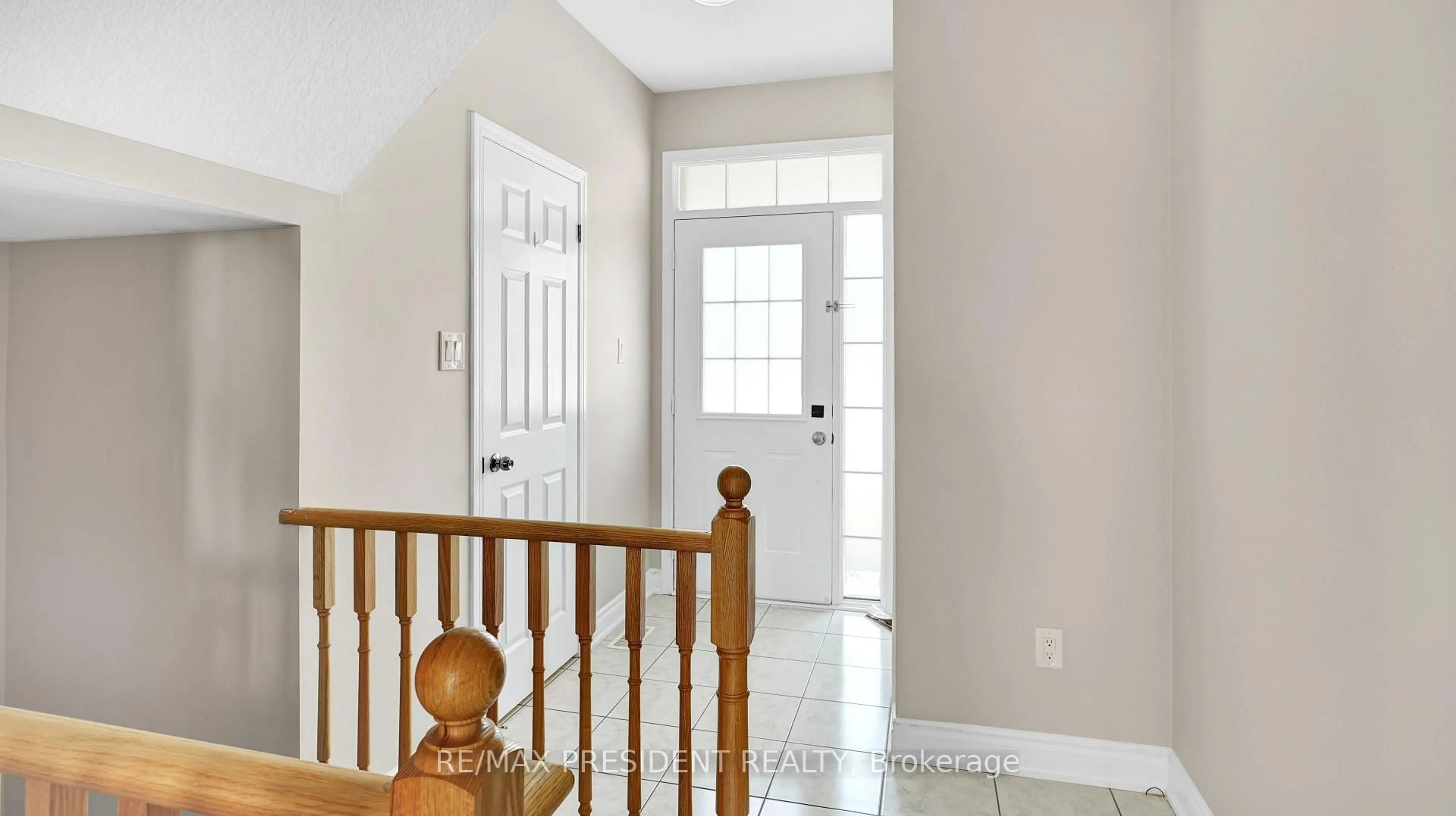 Indoor entryway for 7701 Black Maple Dr, Niagara Falls Ontario L2H 0N7