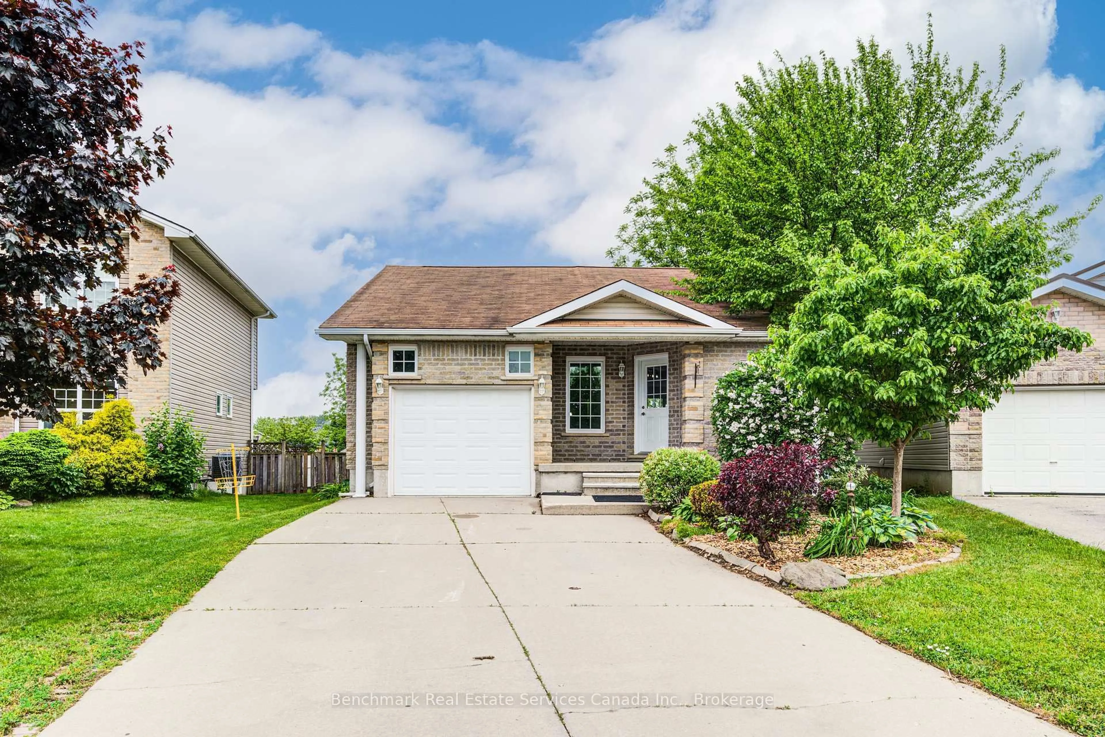 Home with vinyl exterior material, street for 10 Tara Crt, Aylmer Ontario N5H 0A1