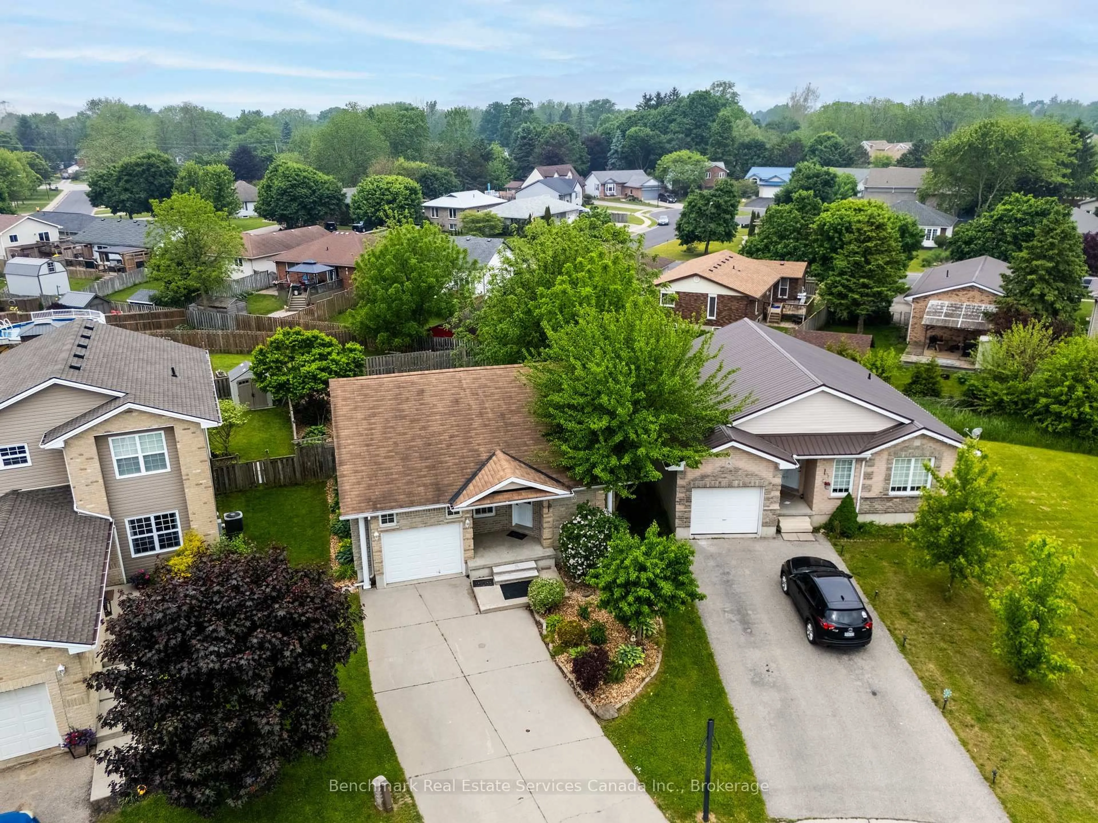 A pic from outside/outdoor area/front of a property/back of a property/a pic from drone, street for 10 Tara Crt, Aylmer Ontario N5H 0A1