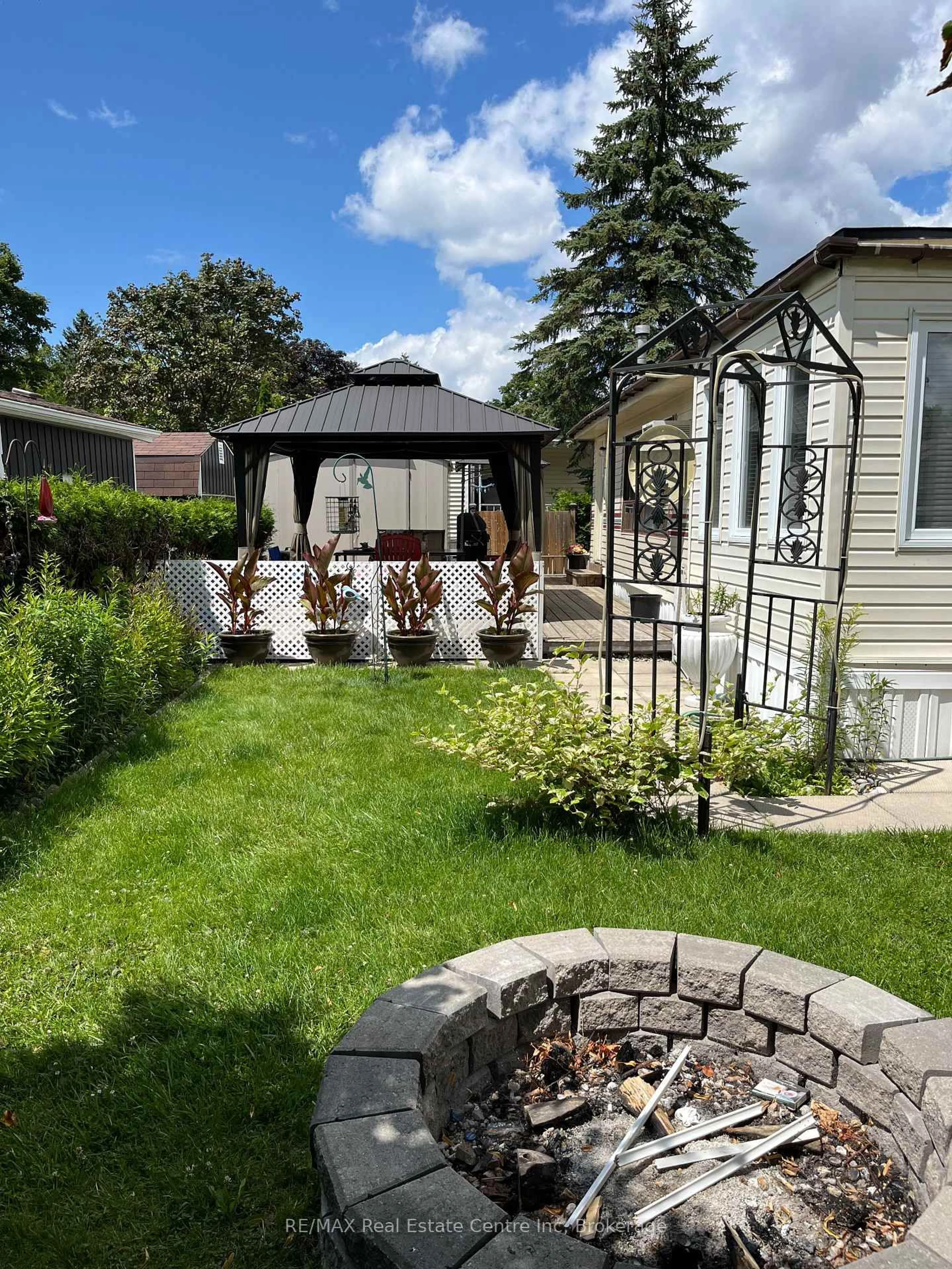 Patio, street for 2073 Friendly Blvd, Centre Wellington Ontario N1M 2W5