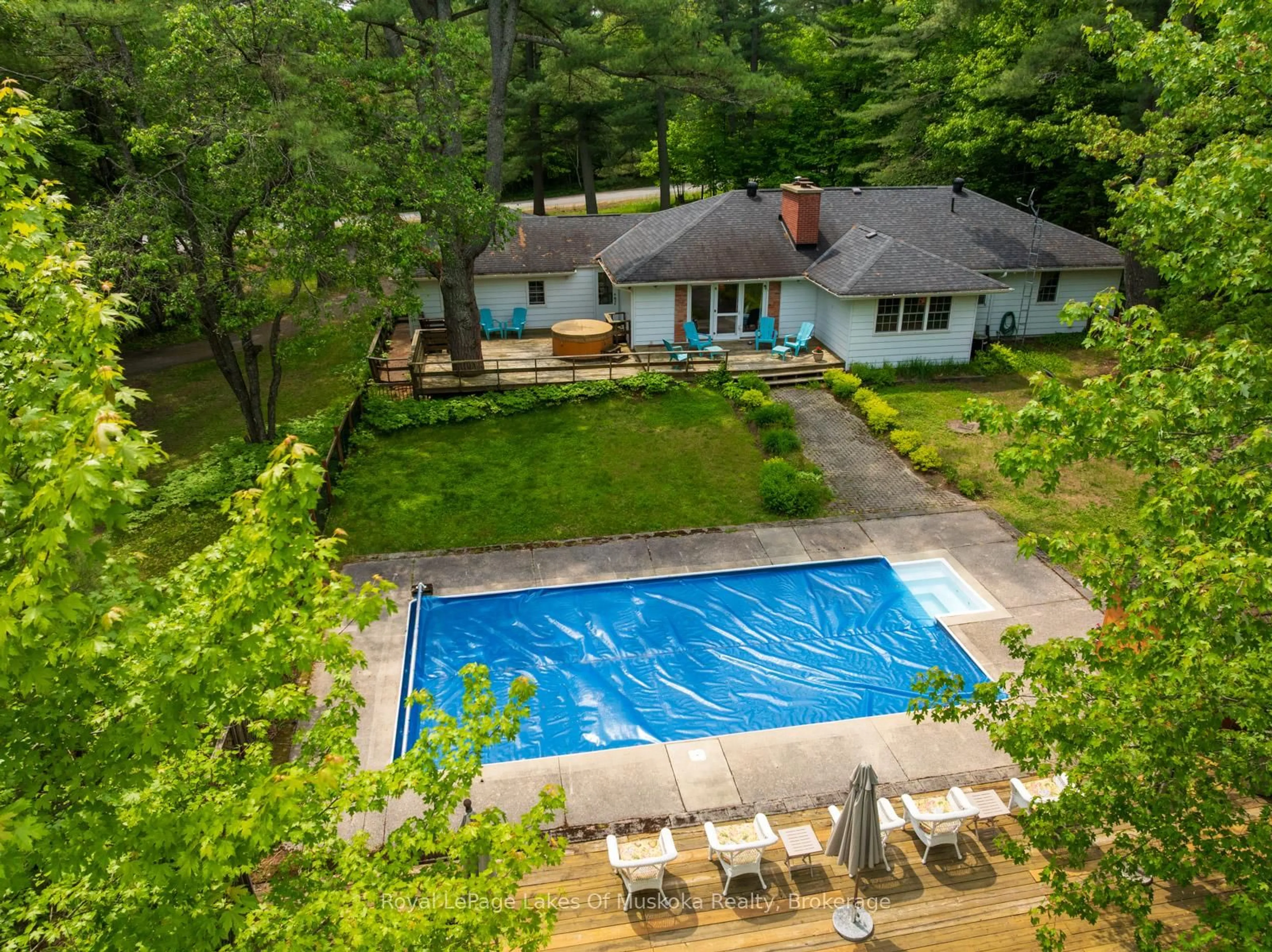 A pic from outside/outdoor area/front of a property/back of a property/a pic from drone, water/lake/river/ocean view for 1216 Ravenscliffe Rd, Huntsville Ontario P1H 0J3