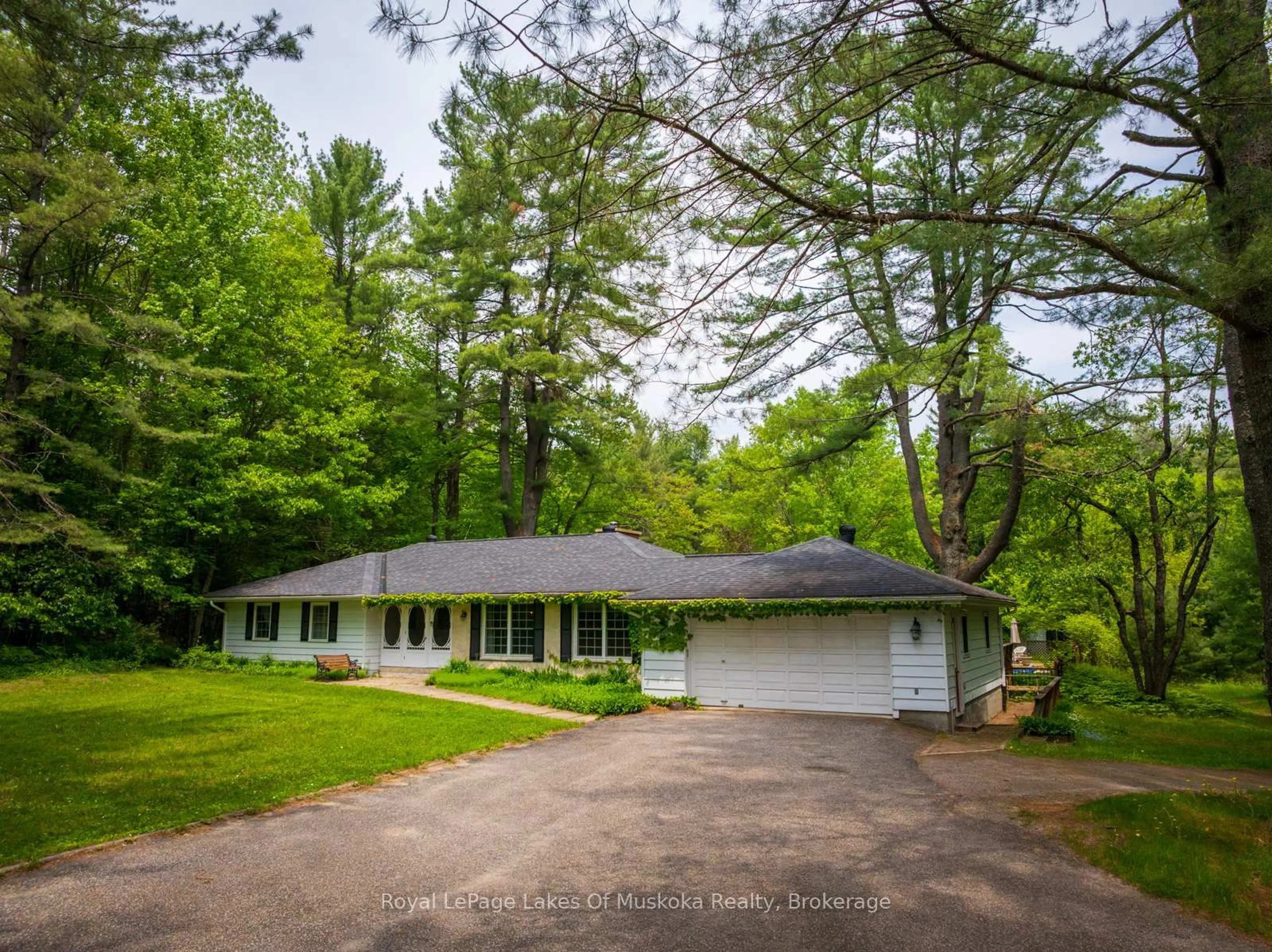 A pic from outside/outdoor area/front of a property/back of a property/a pic from drone, street for 1216 Ravenscliffe Rd, Huntsville Ontario P1H 0J3