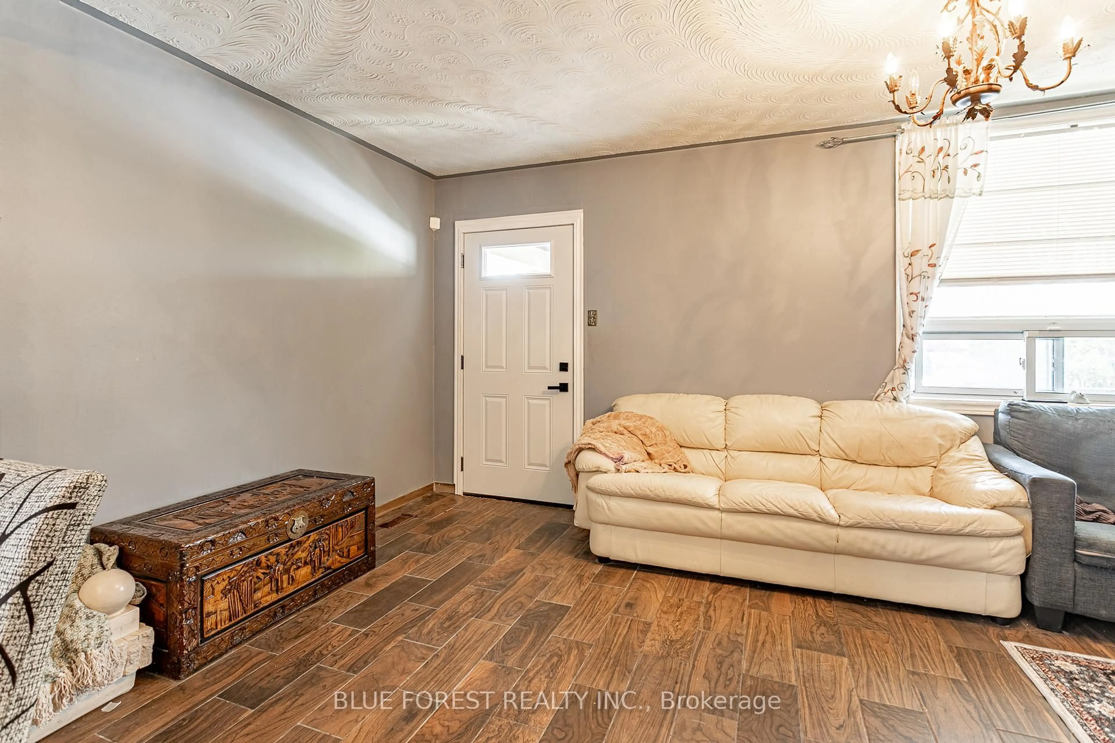 Living room with furniture, unknown for 65 Hydro St, London East Ontario N5Z 2H5
