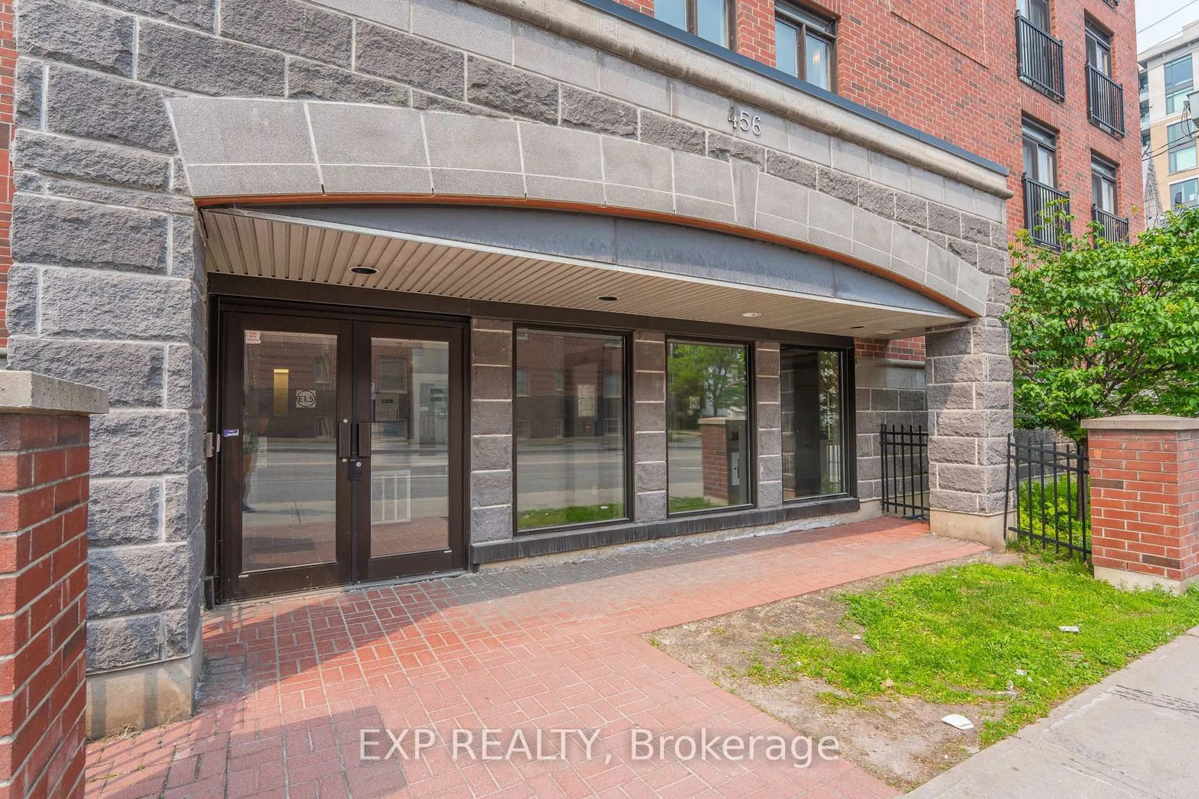 Indoor entryway for 456 King Edward Ave #403, Ottawa Ontario K1N 0B4
