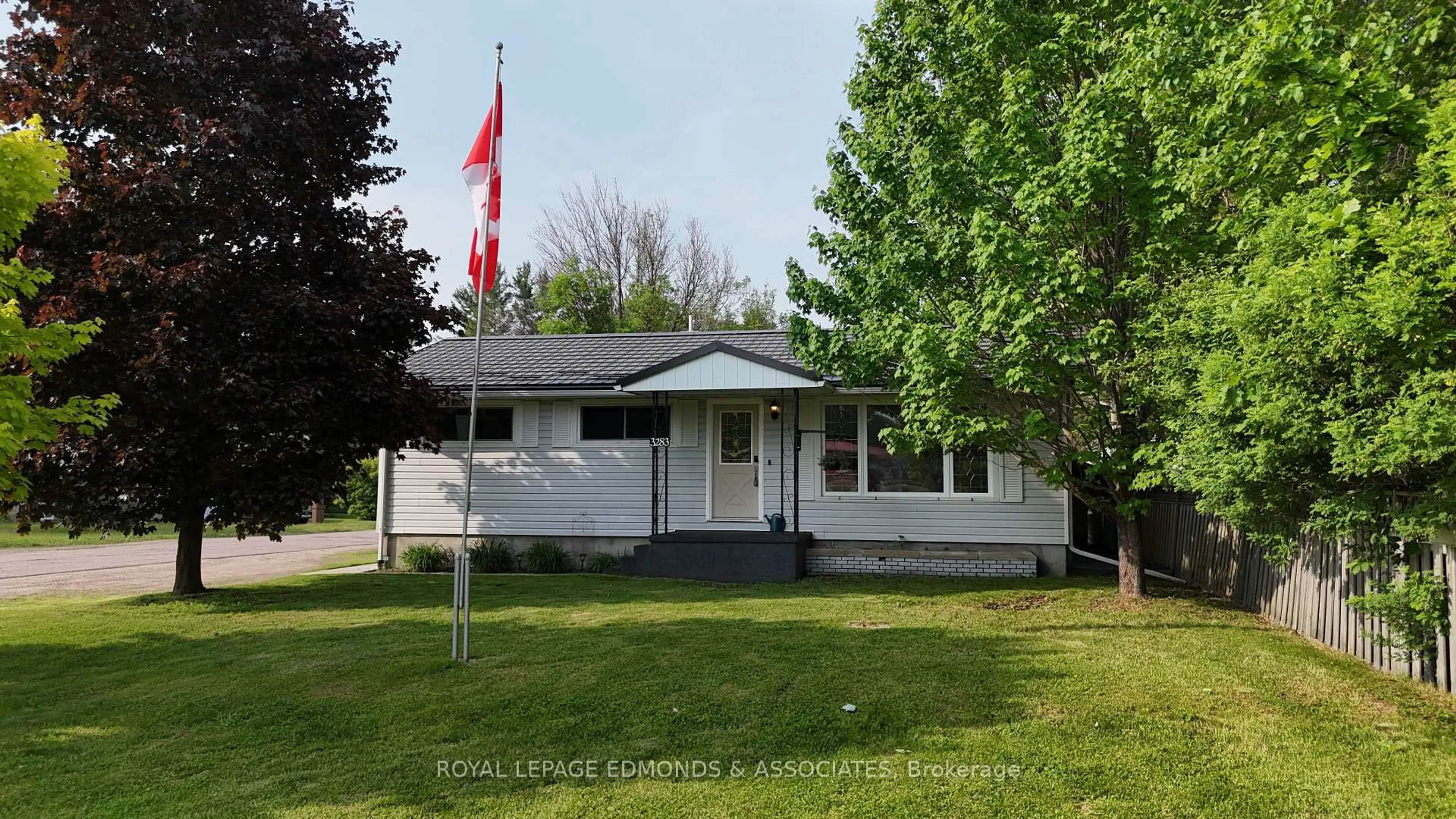 Home with vinyl exterior material, unknown for 3283 Petawawa Blvd, Petawawa Ontario K8H 1X8