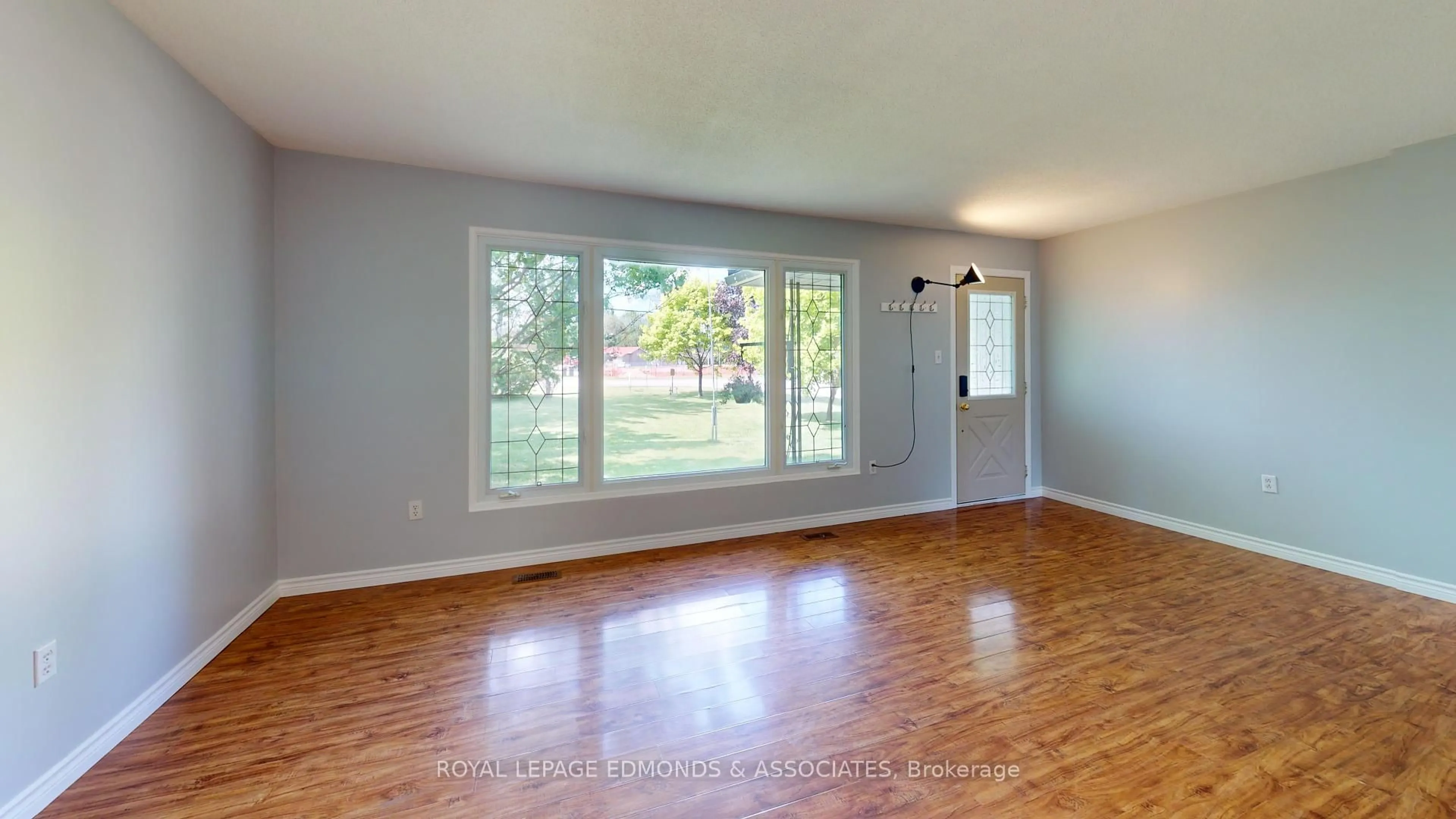 A pic of a room for 3283 Petawawa Blvd, Petawawa Ontario K8H 1X8