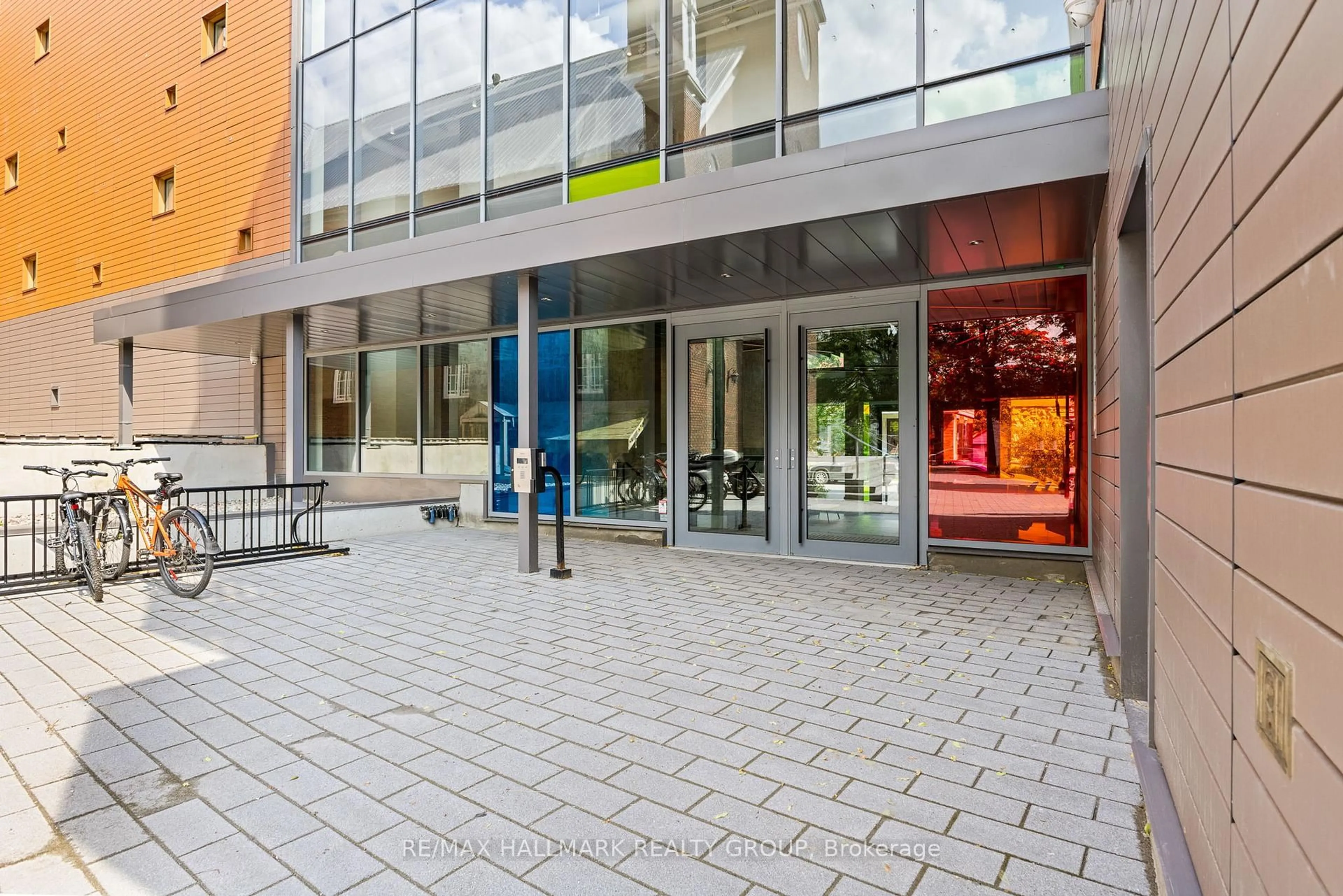 Indoor foyer for 135 Barrette St #207, Ottawa Ontario K1L 7Z9