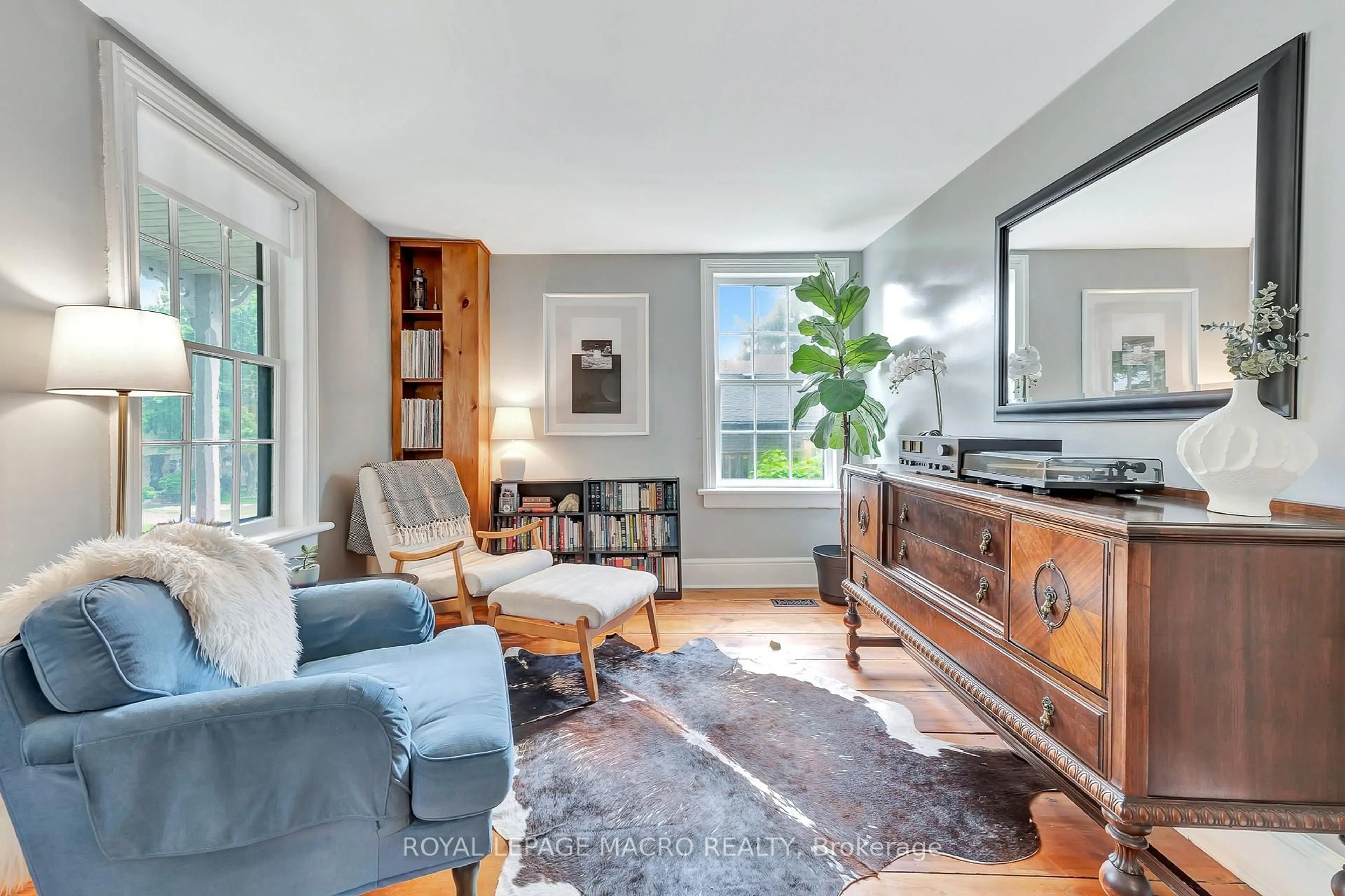 Living room with furniture, unknown for 1725 Franklin Blvd, Cambridge Ontario N3C 1N7