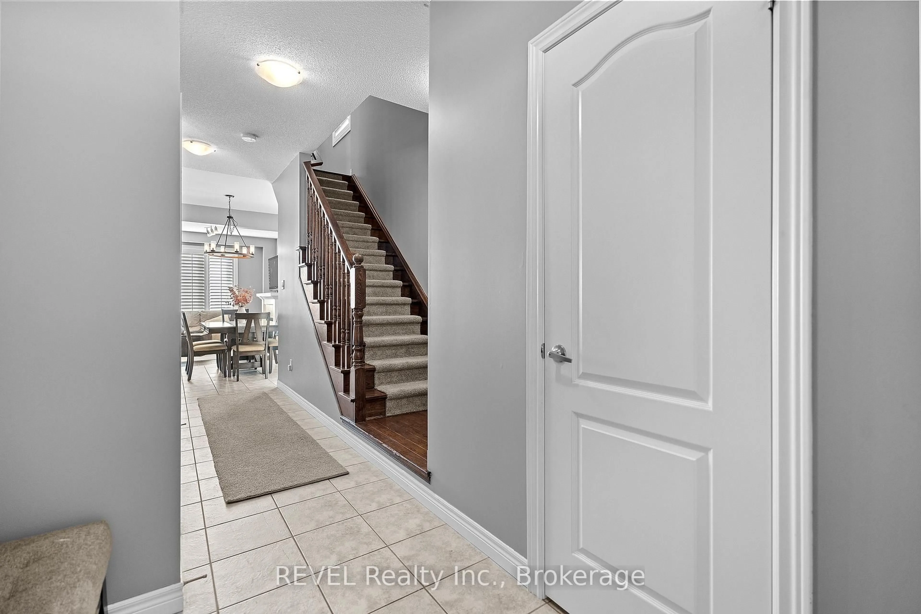 Indoor entryway for 380 Lake St #17, Grimsby Ontario L3M 0E8
