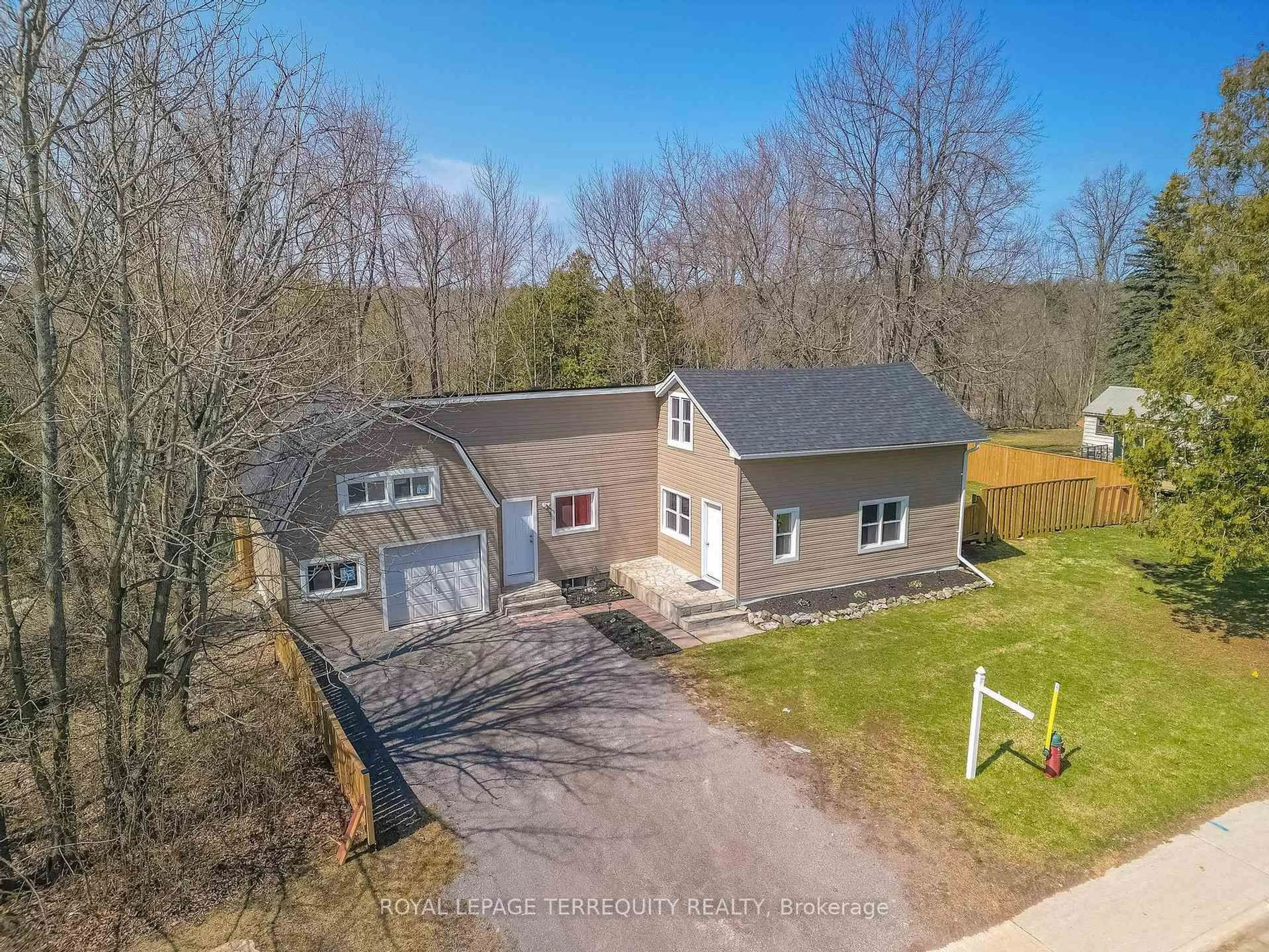 A pic from outside/outdoor area/front of a property/back of a property/a pic from drone, unknown for 109 Forsyth St, Limoges Ontario K0K 2M0