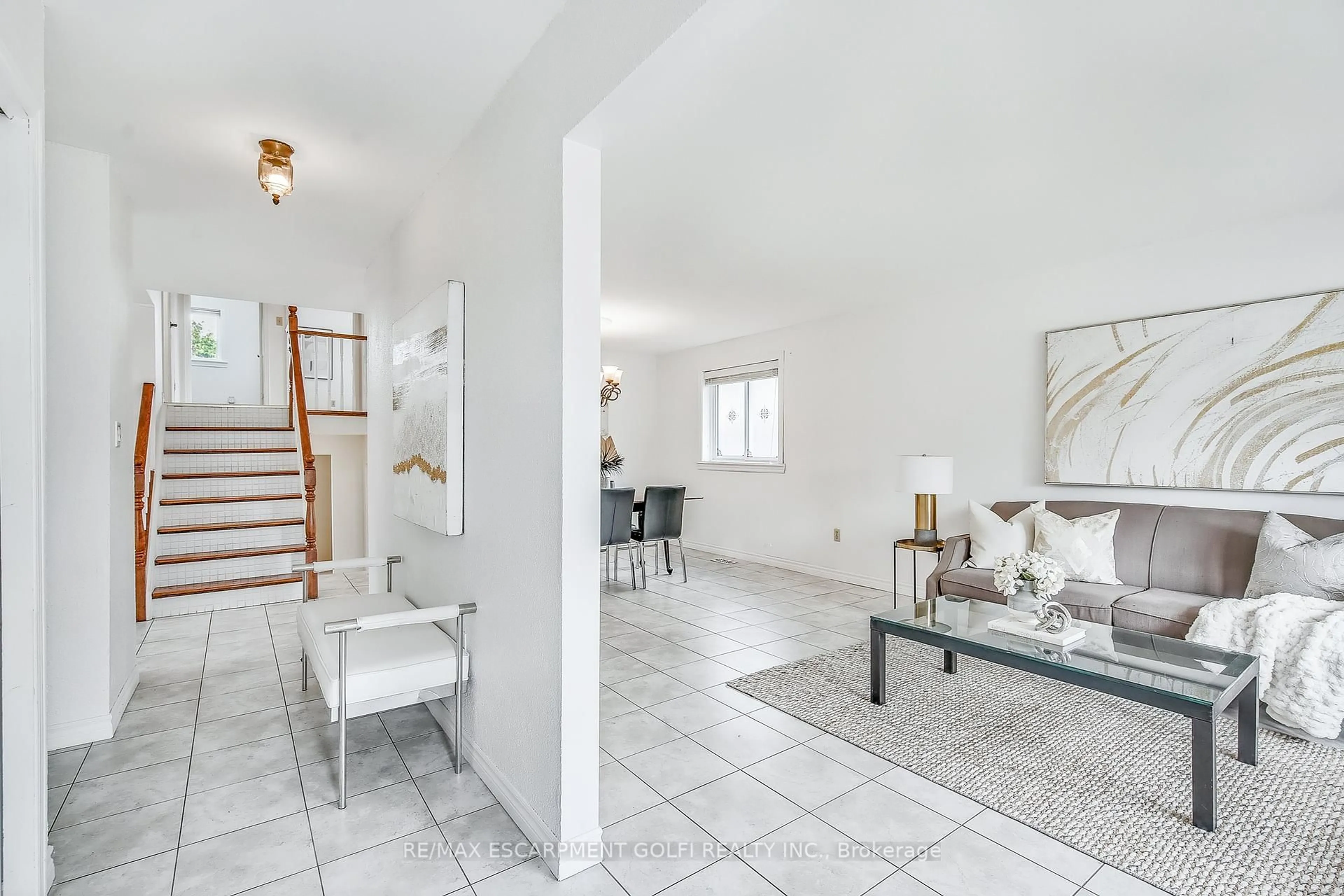 Indoor entryway for 9 Valanna Crt, Hamilton Ontario L9C 7A3