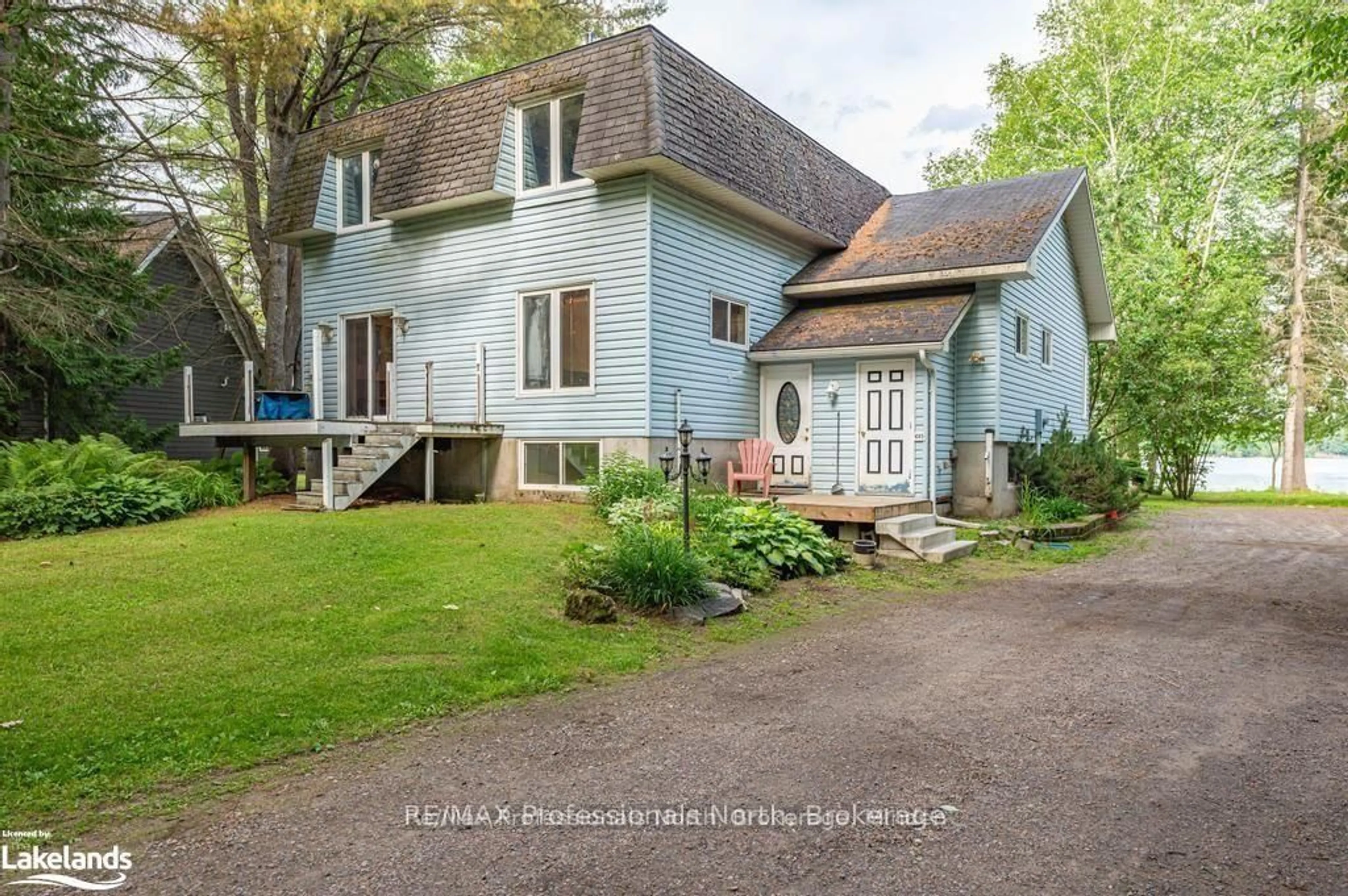 A pic from outside/outdoor area/front of a property/back of a property/a pic from drone, street for 1015 Blackberry Lane, Minden Hills Ontario K0M 2K0