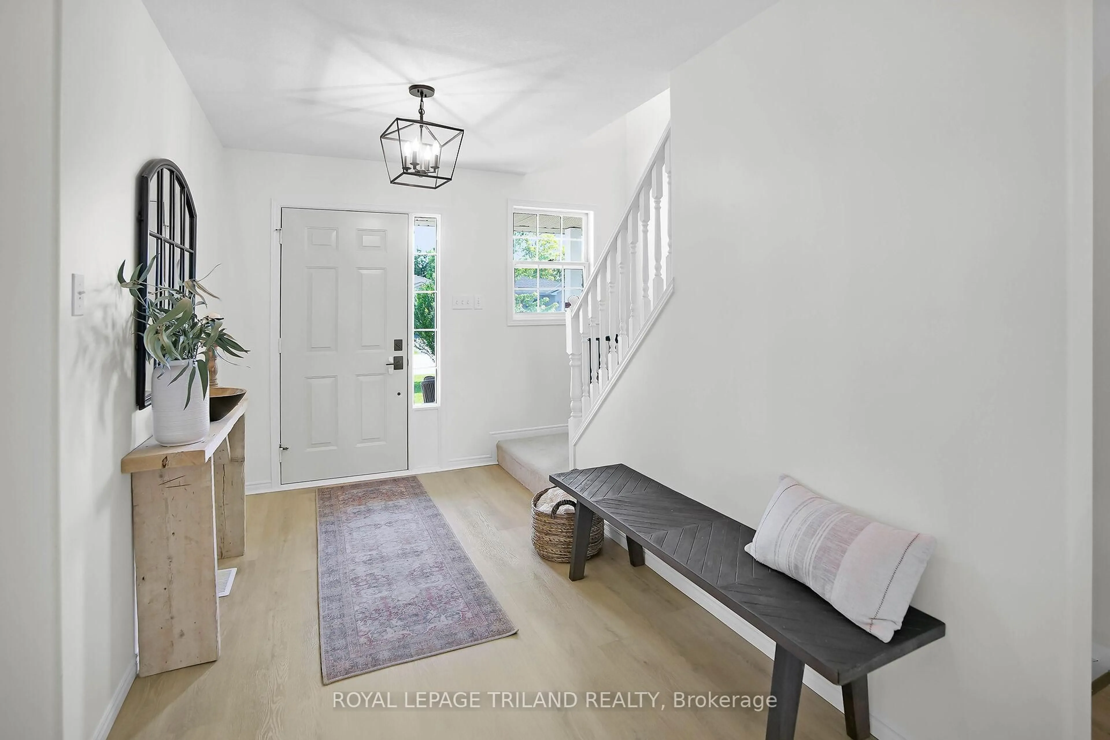 Indoor entryway for 10029 Florence St, Southwold Ontario N5P 4L6