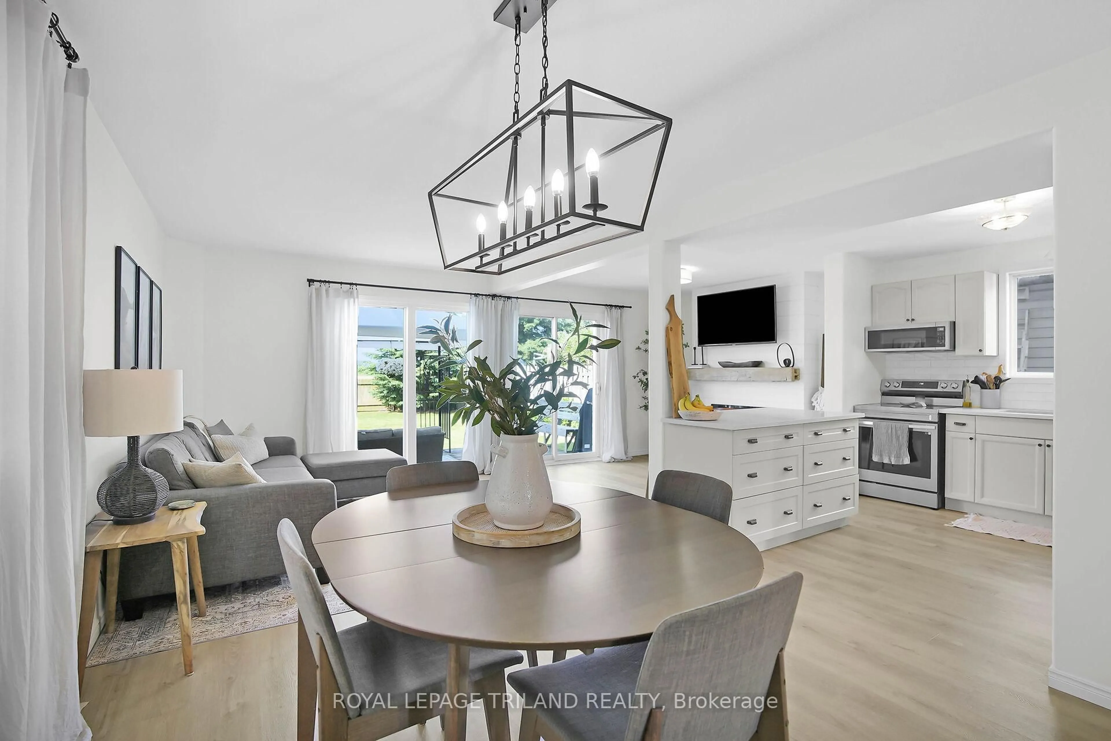 Open concept kitchen, unknown for 10029 Florence St, Southwold Ontario N5P 4L6