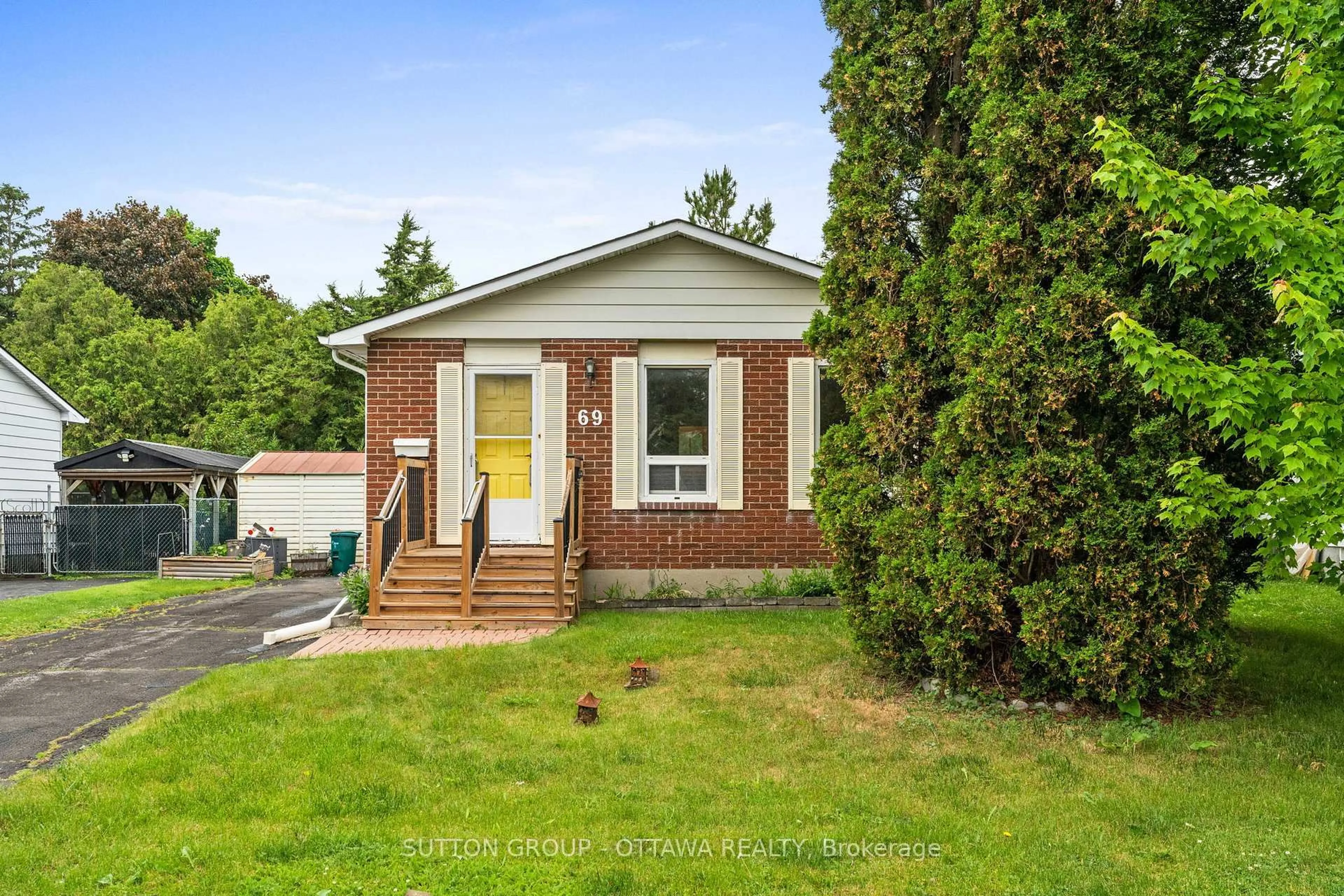 Home with brick exterior material, street for 69 Glamorgan Dr, Kanata Ontario K2L 1R3