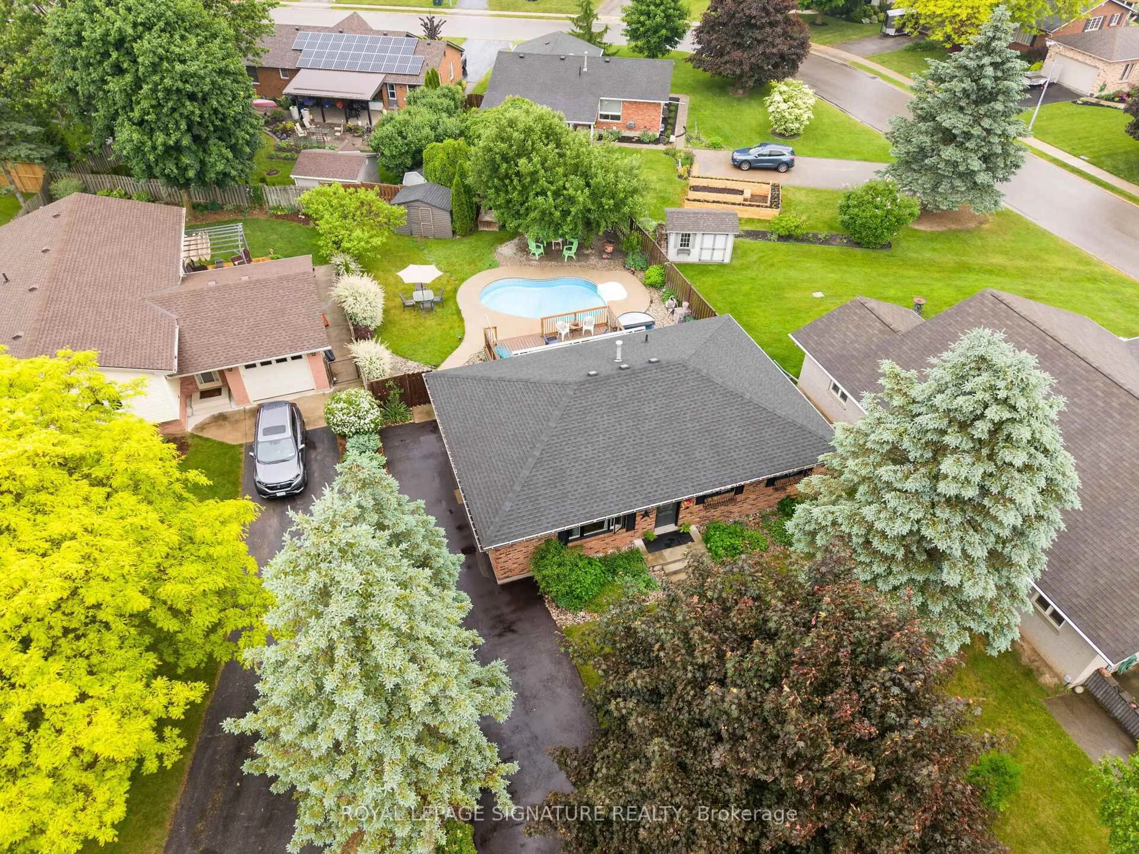 A pic from outside/outdoor area/front of a property/back of a property/a pic from drone, unknown for 3 Kamps Cres, Tillsonburg Ontario N4G 5H8