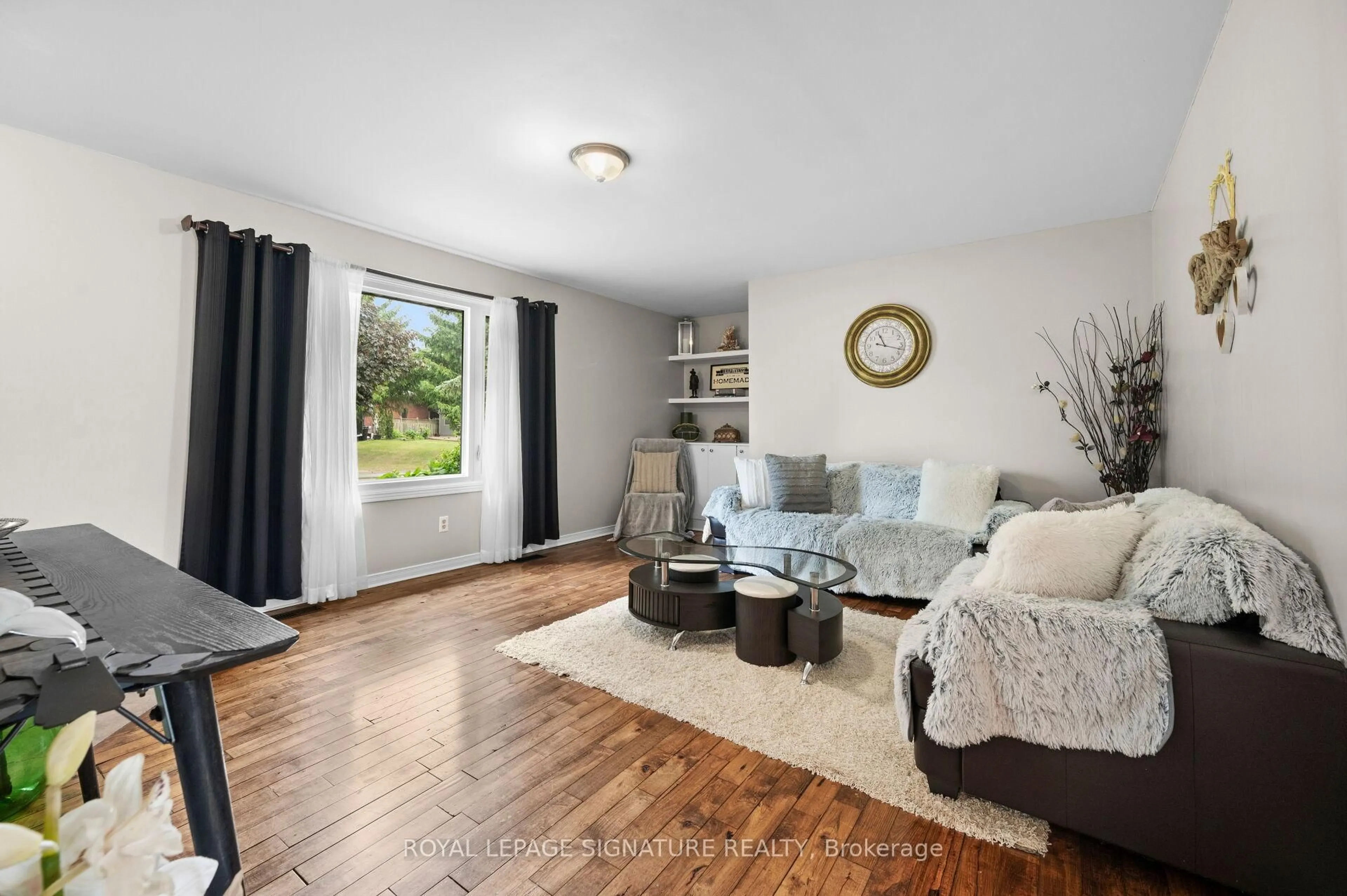 Living room with furniture, unknown for 3 Kamps Cres, Tillsonburg Ontario N4G 5H8