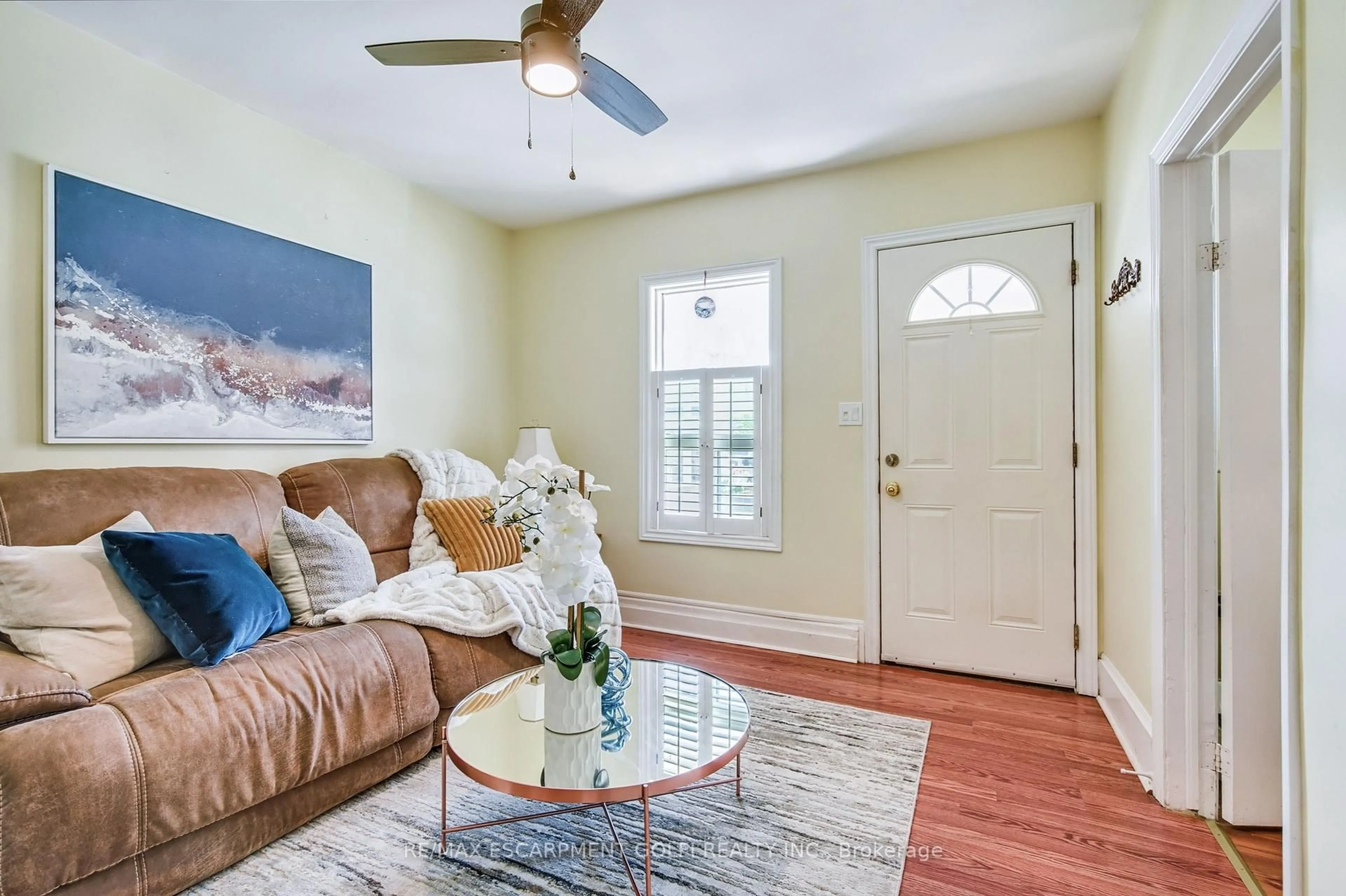 Living room with furniture, unknown for 145 Newlands Ave, Hamilton Ontario L8H 2T8