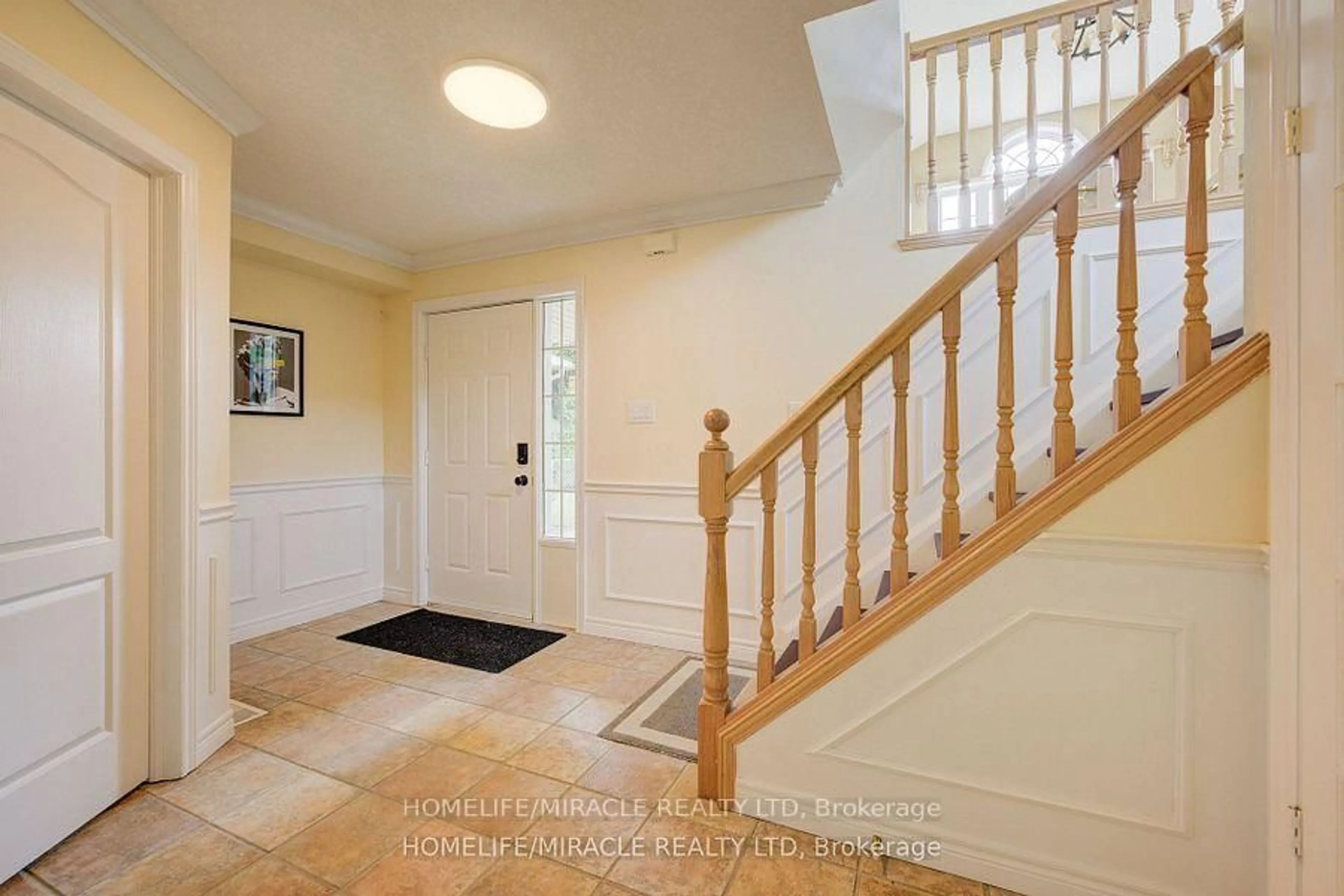 Indoor foyer for 6 Resurrection Dr, Kitchener Ontario N2N 3C1