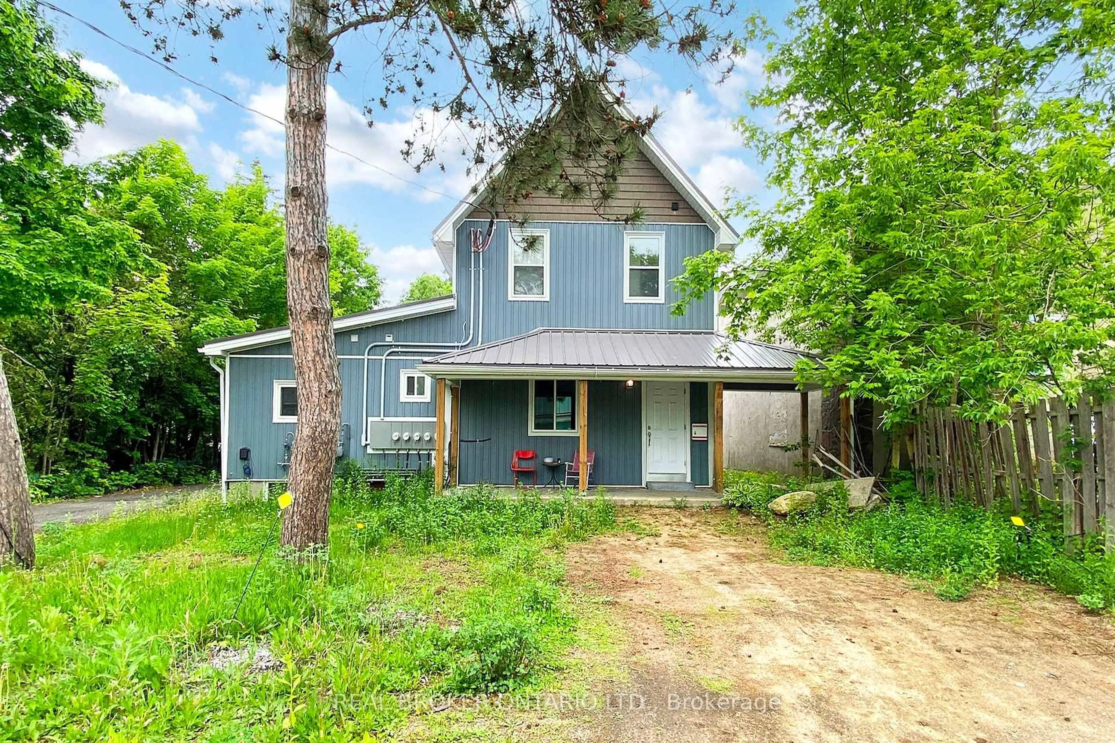 A pic from outside/outdoor area/front of a property/back of a property/a pic from drone, unknown for 280 Bishop St, Gravenhurst Ontario P1P 1J6