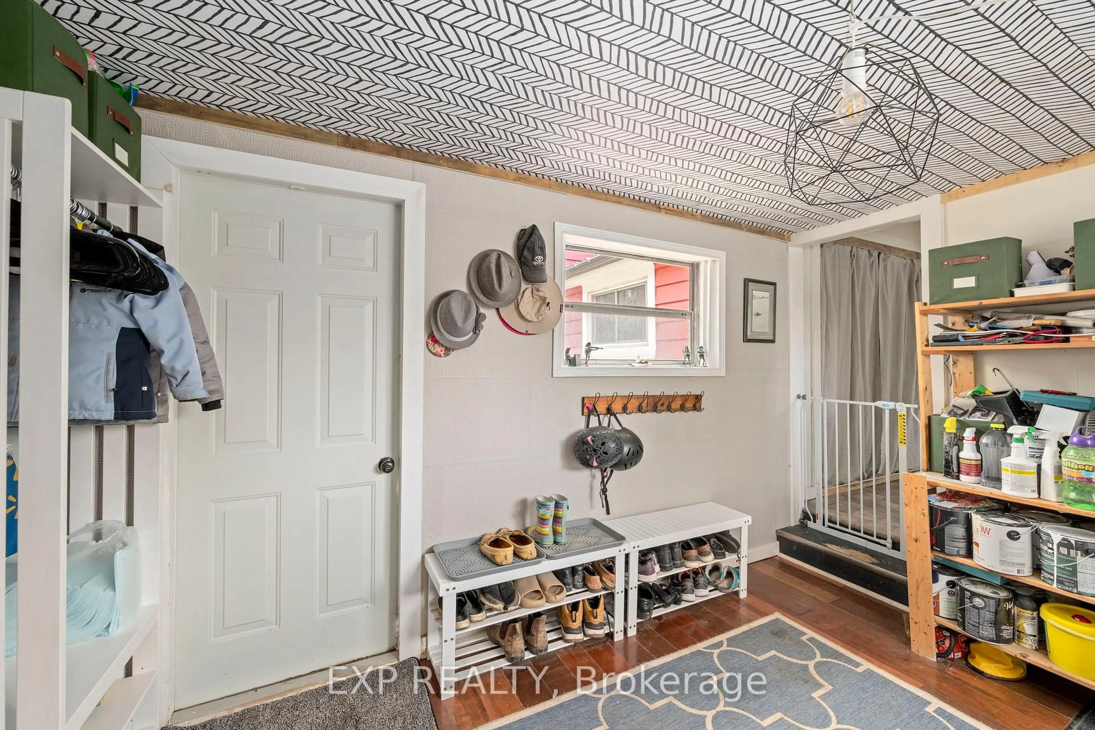 Indoor entryway for 46330 South St, Central Elgin Ontario N0L 2H0