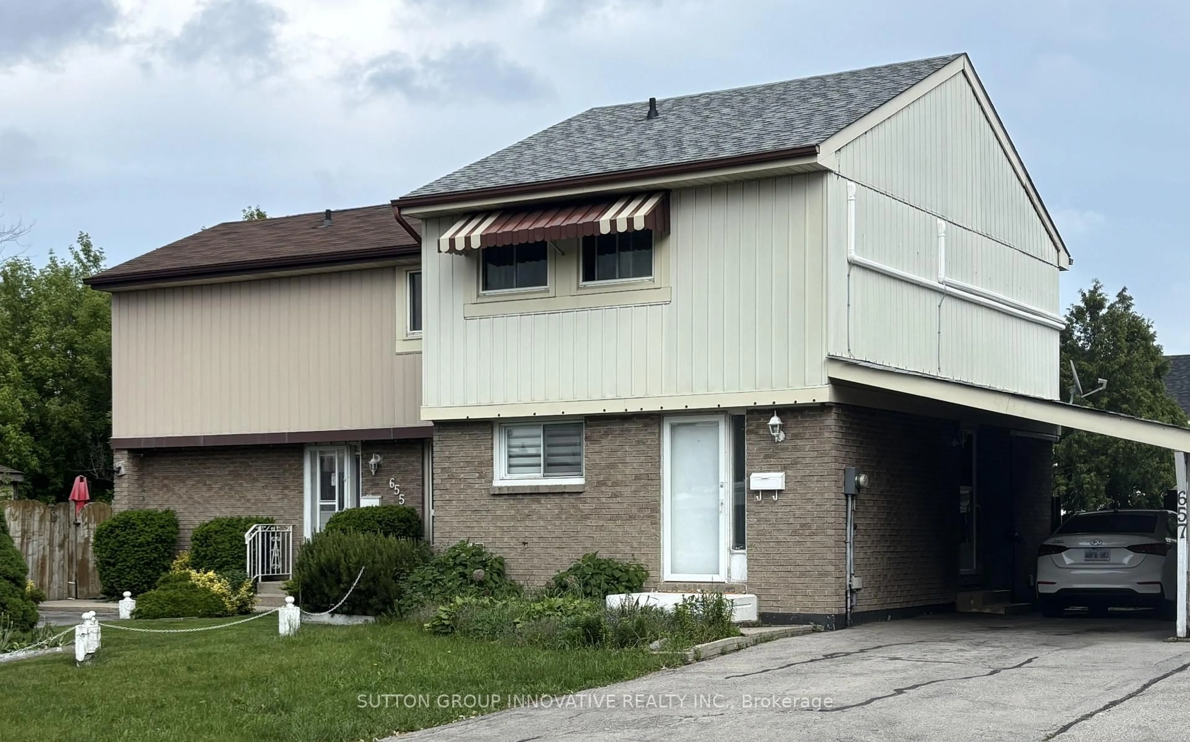 Home with vinyl exterior material, street for 657 Upper Wentworth St, Hamilton Ontario L9A 4V4