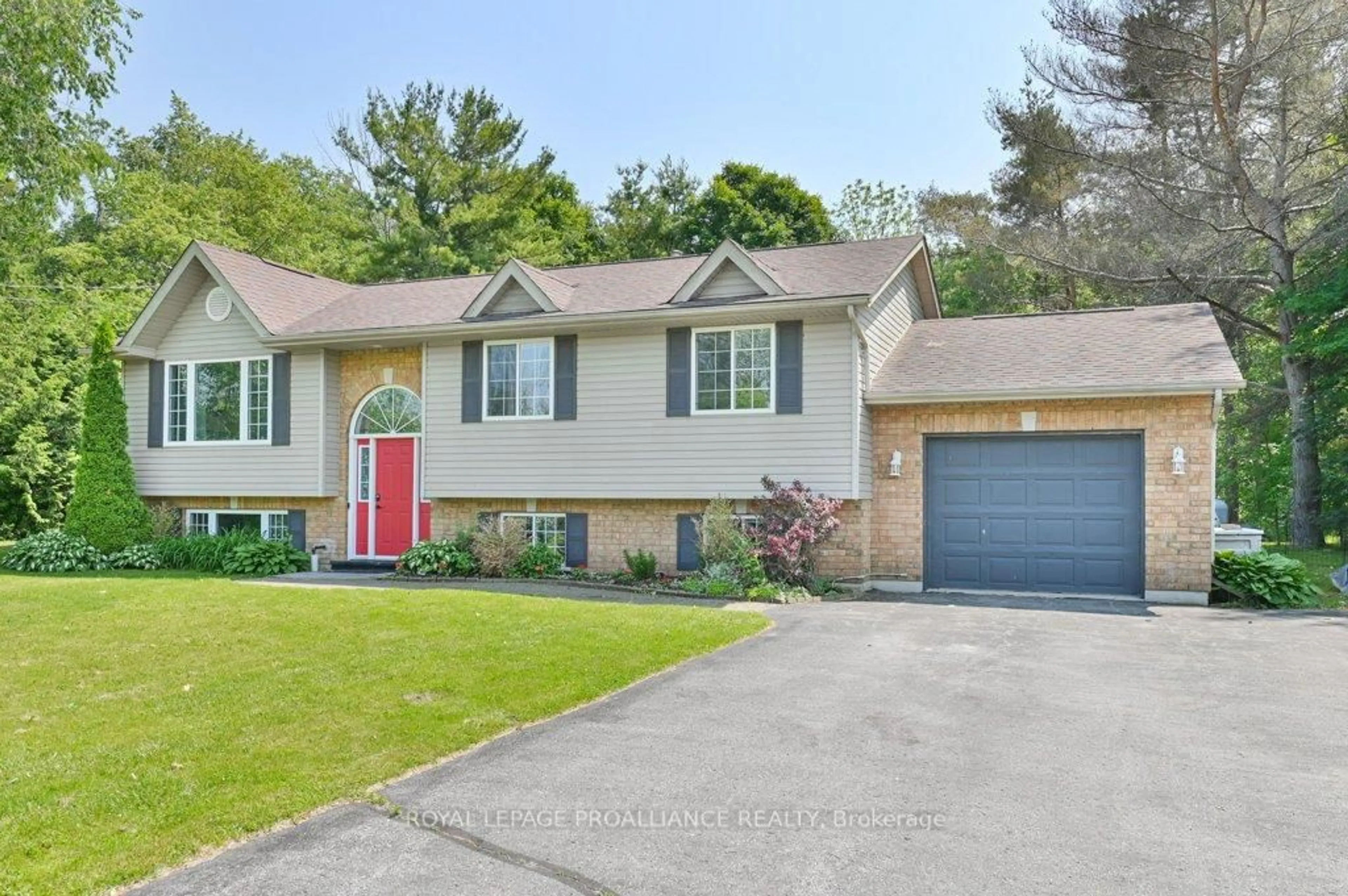 Home with vinyl exterior material, street for 33 Hanthorn St, Prince Edward County Ontario K0K 1L0