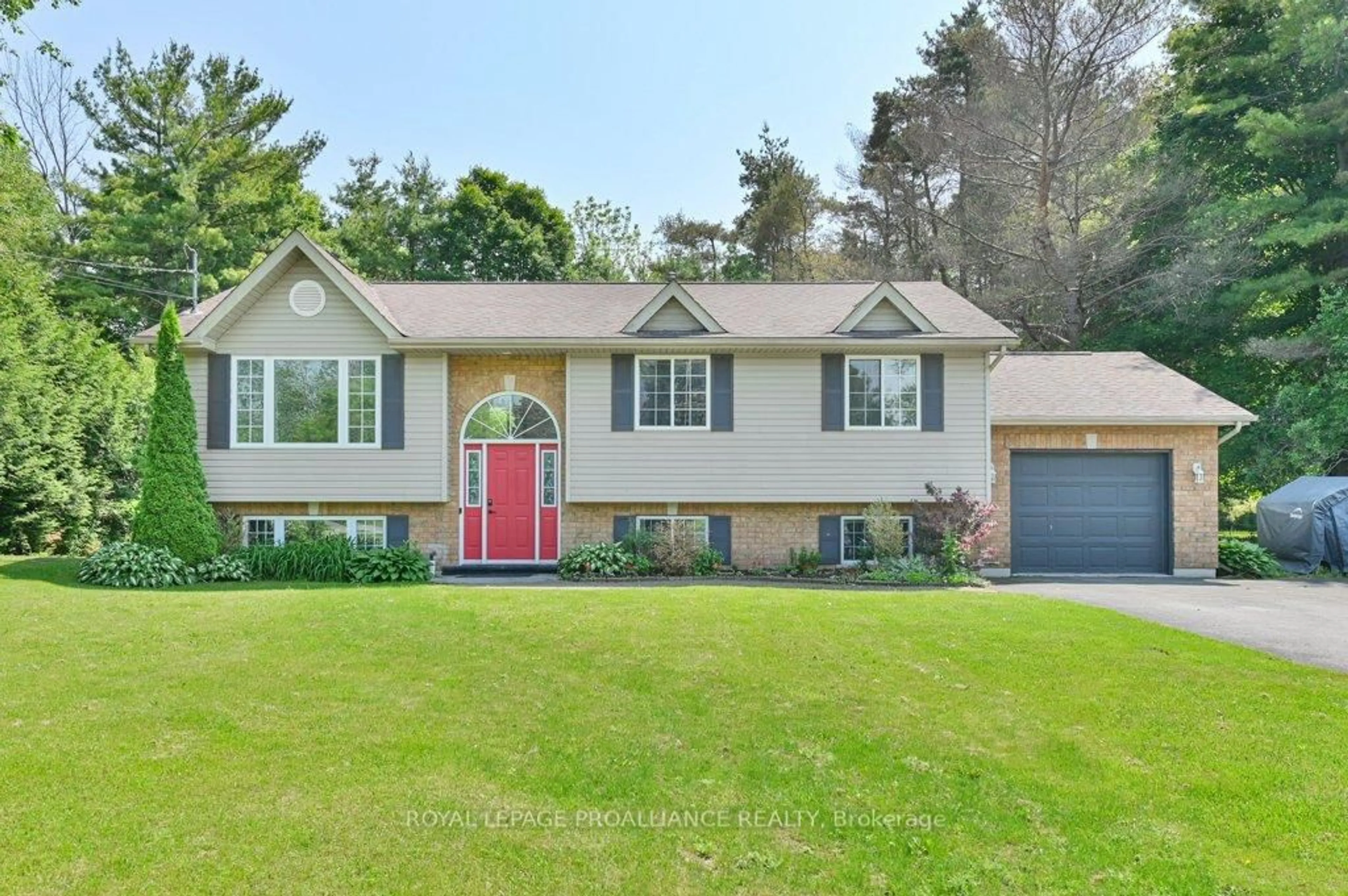 Home with vinyl exterior material, unknown for 33 Hanthorn St, Prince Edward County Ontario K0K 1L0
