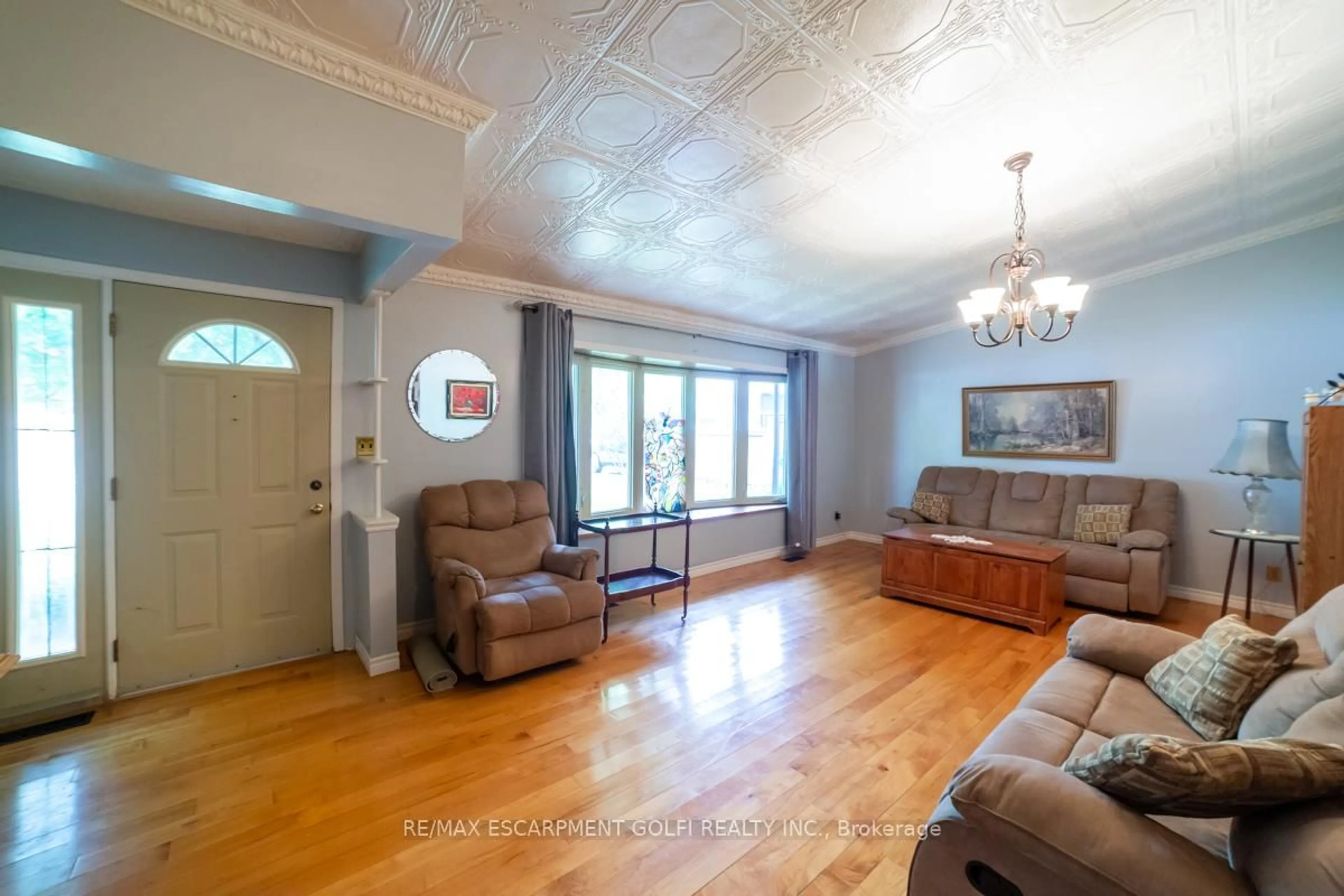 Living room with furniture, unknown for 4572 Ontario St, Lincoln Ontario L0R 1B5