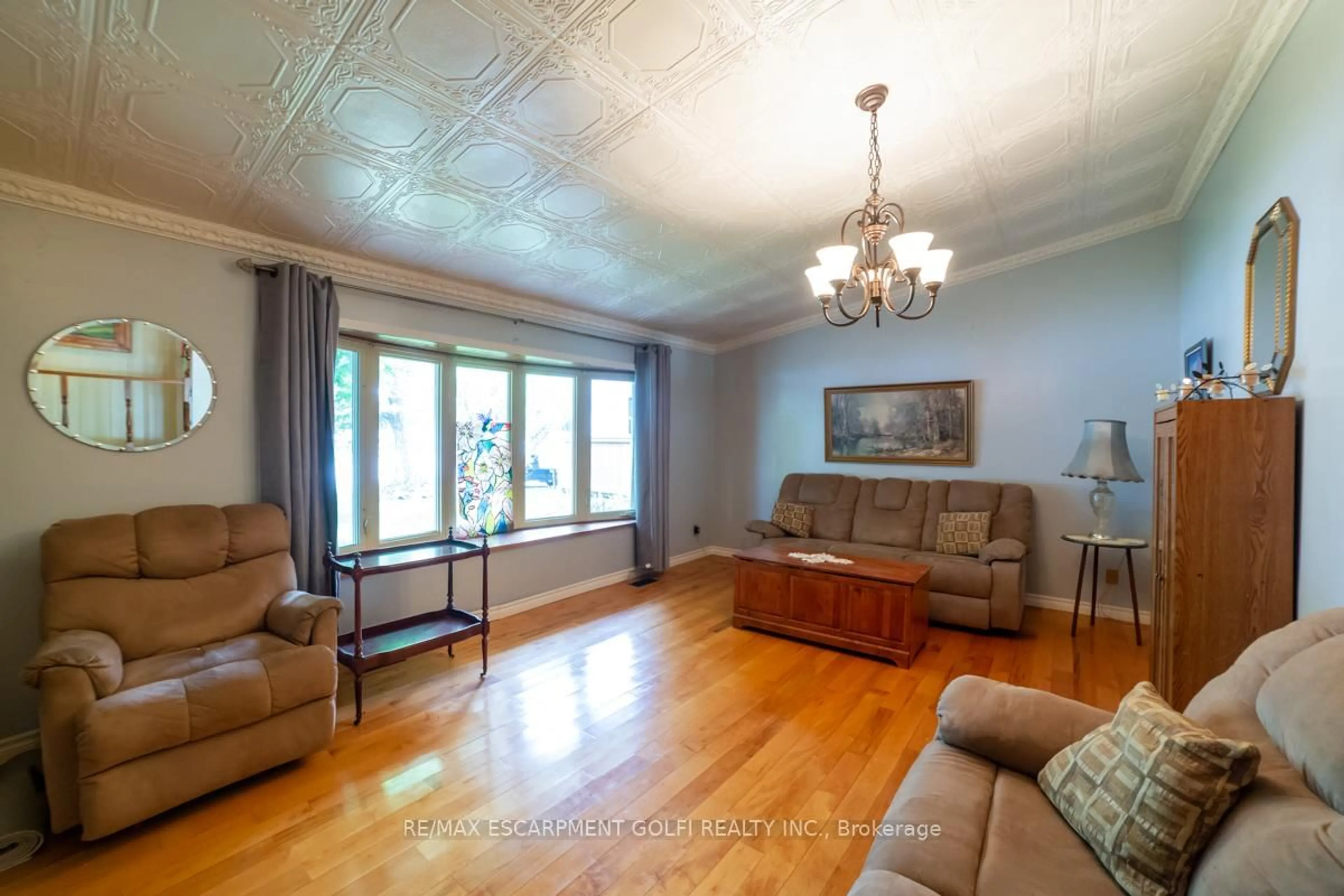 Living room with furniture, wood/laminate floor for 4572 Ontario St, Lincoln Ontario L0R 1B5