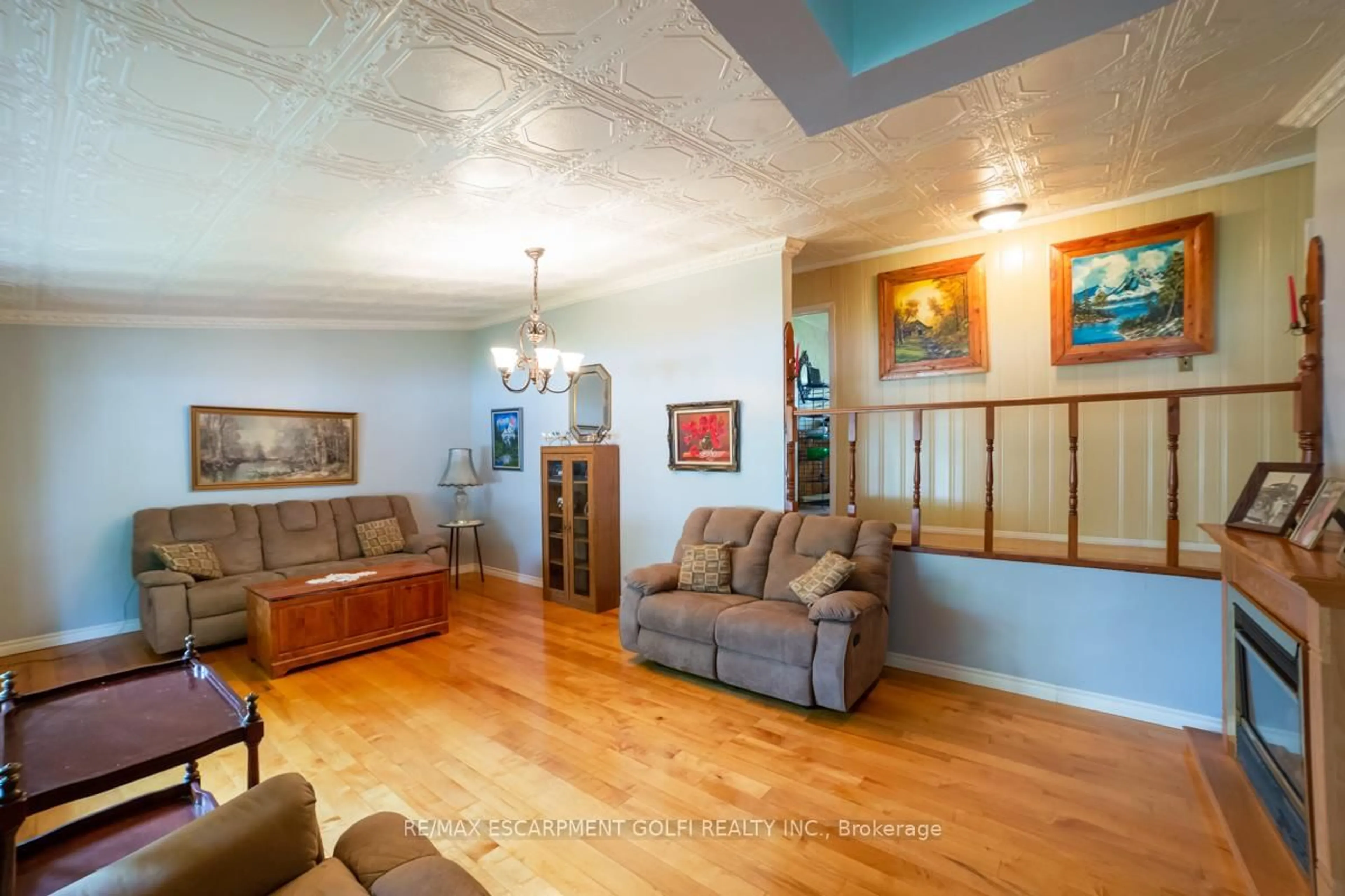 Living room with furniture, wood/laminate floor for 4572 Ontario St, Lincoln Ontario L0R 1B5