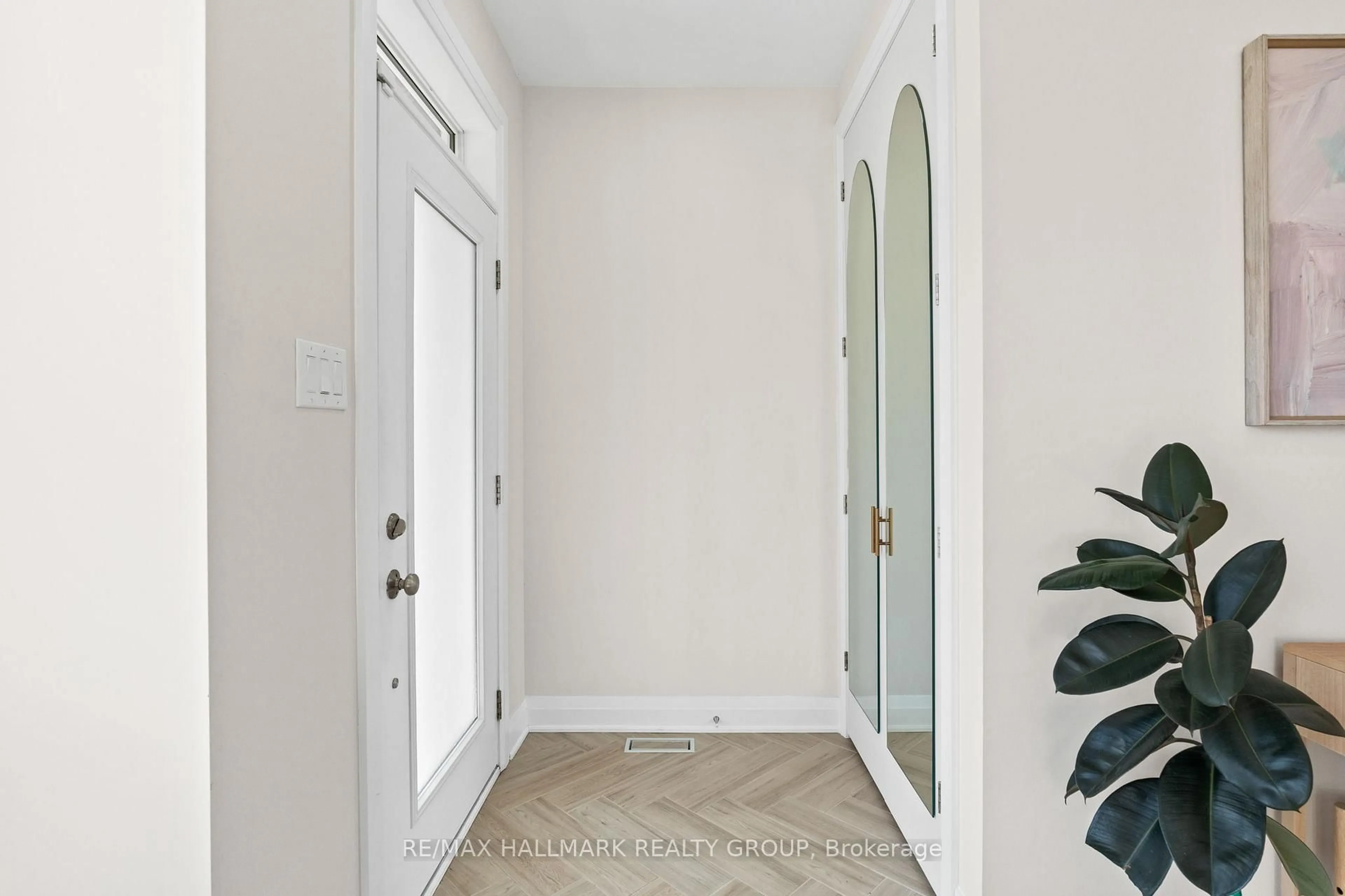Indoor entryway for 3000 Travertine Way, Ottawa Ontario K2J 6W5