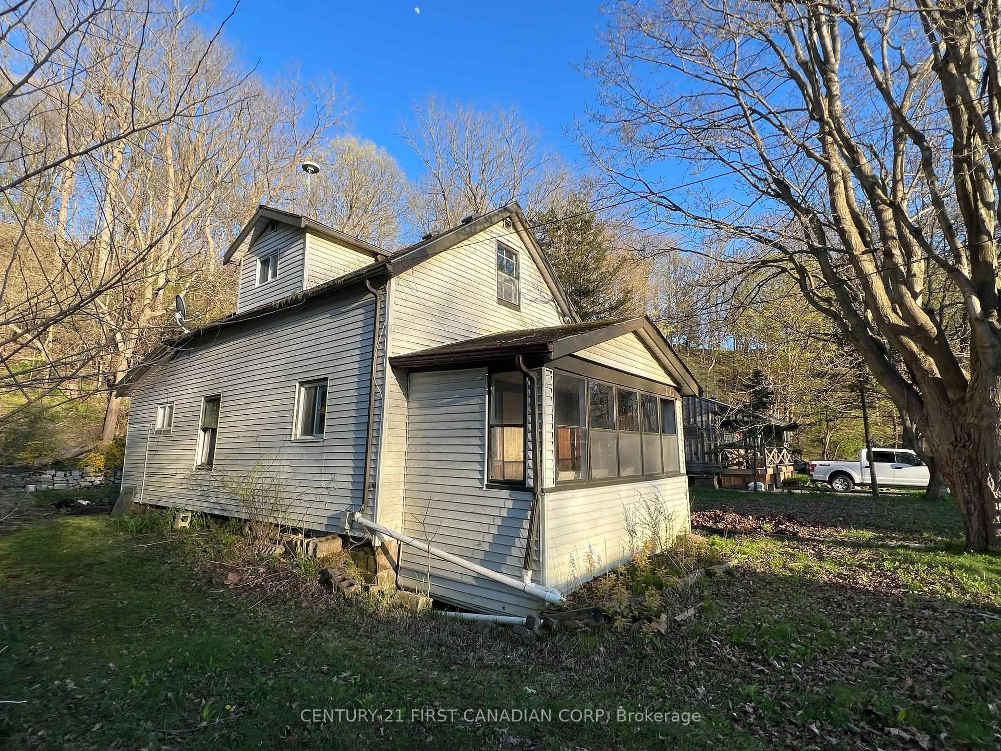 A pic from outside/outdoor area/front of a property/back of a property/a pic from drone, unknown for 205 Orchard St, Central Elgin Ontario N5L 1C4